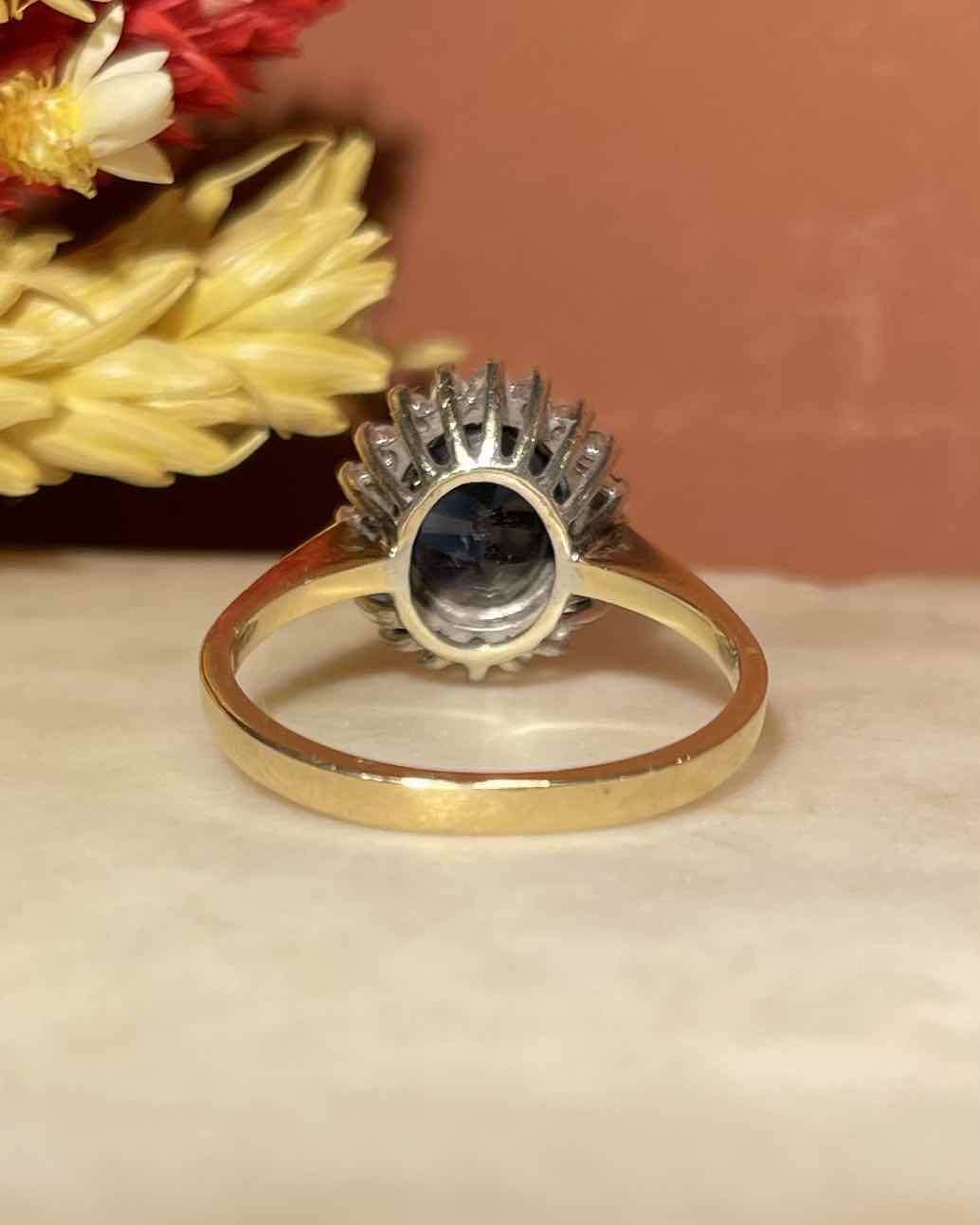 Anillo "Kendy" con margaritas de zafiro y diamantes de 2,10 quilates