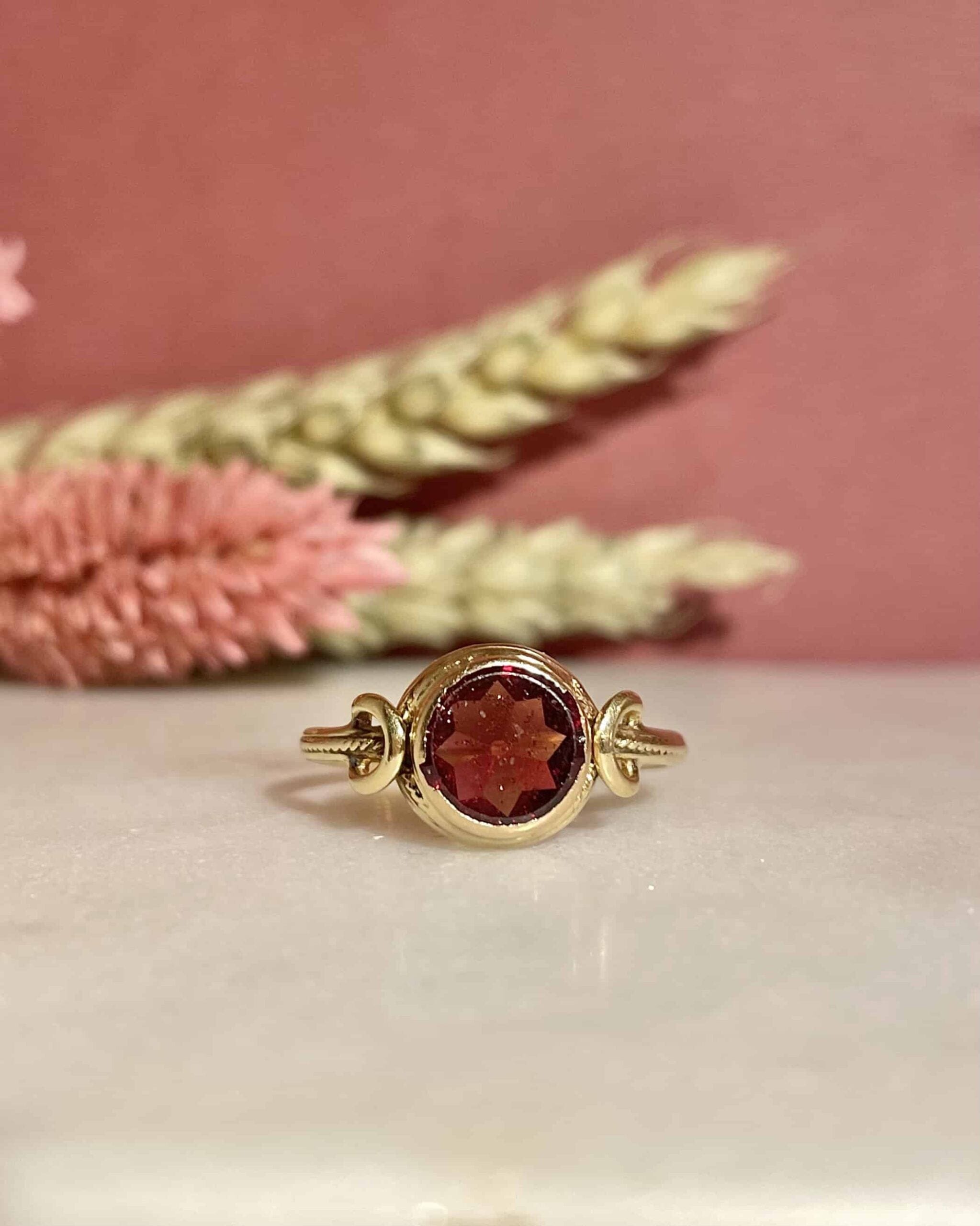 Bague Solitaire Grenat 1.10 carat "Laurel" - Elliade Paris