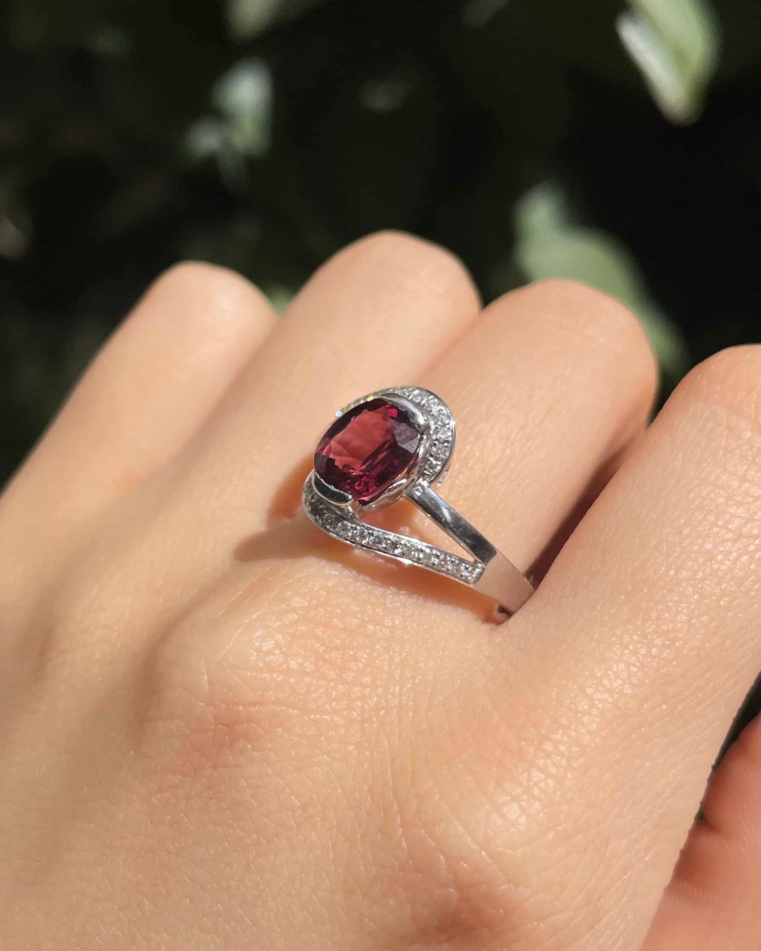 Bague Tourbillon Grenat & Diamants "Sarabelle"