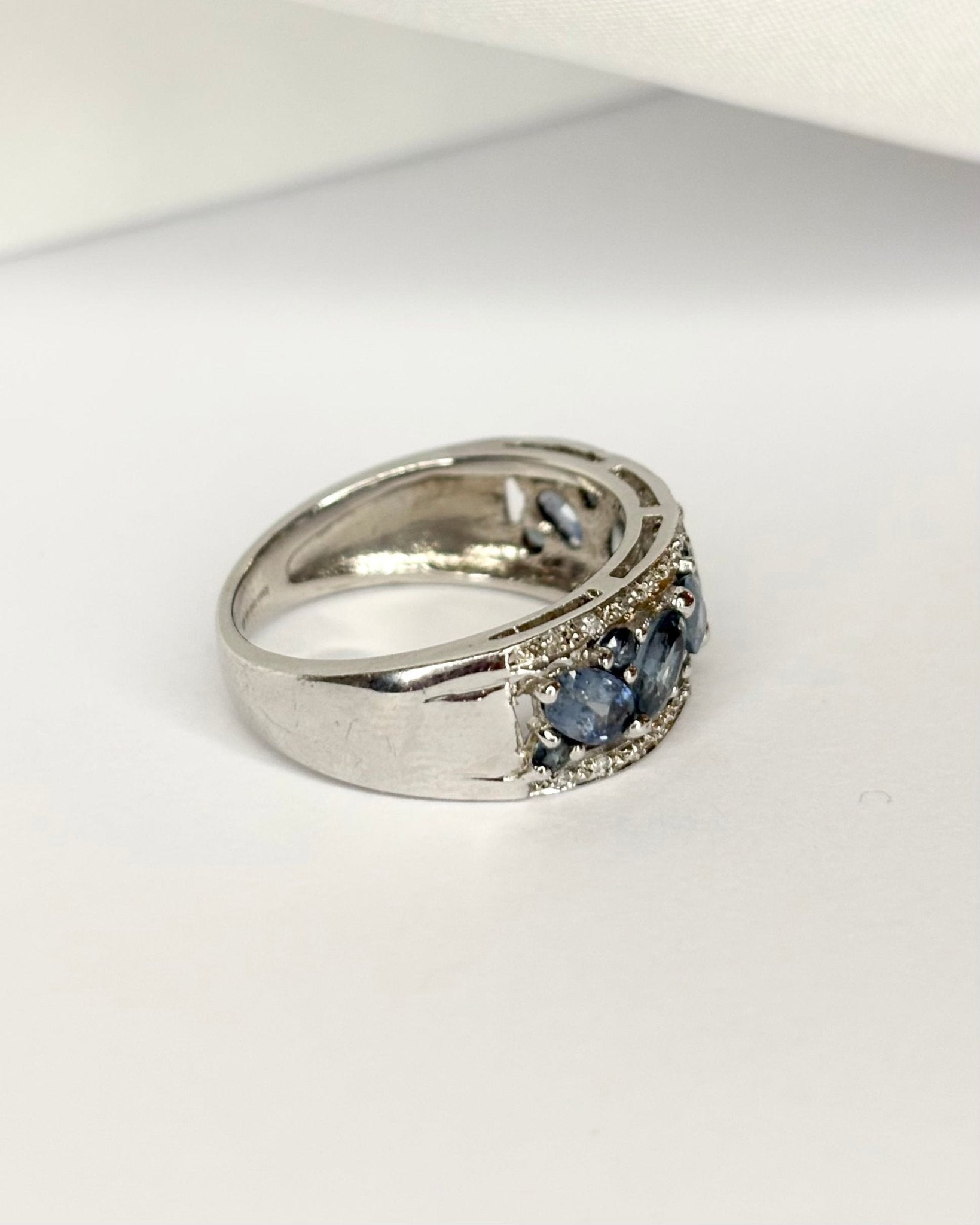 Bague Jonc 13 Saphirs 2 carats & 26 Diamants "Morgane" - Elliade Paris