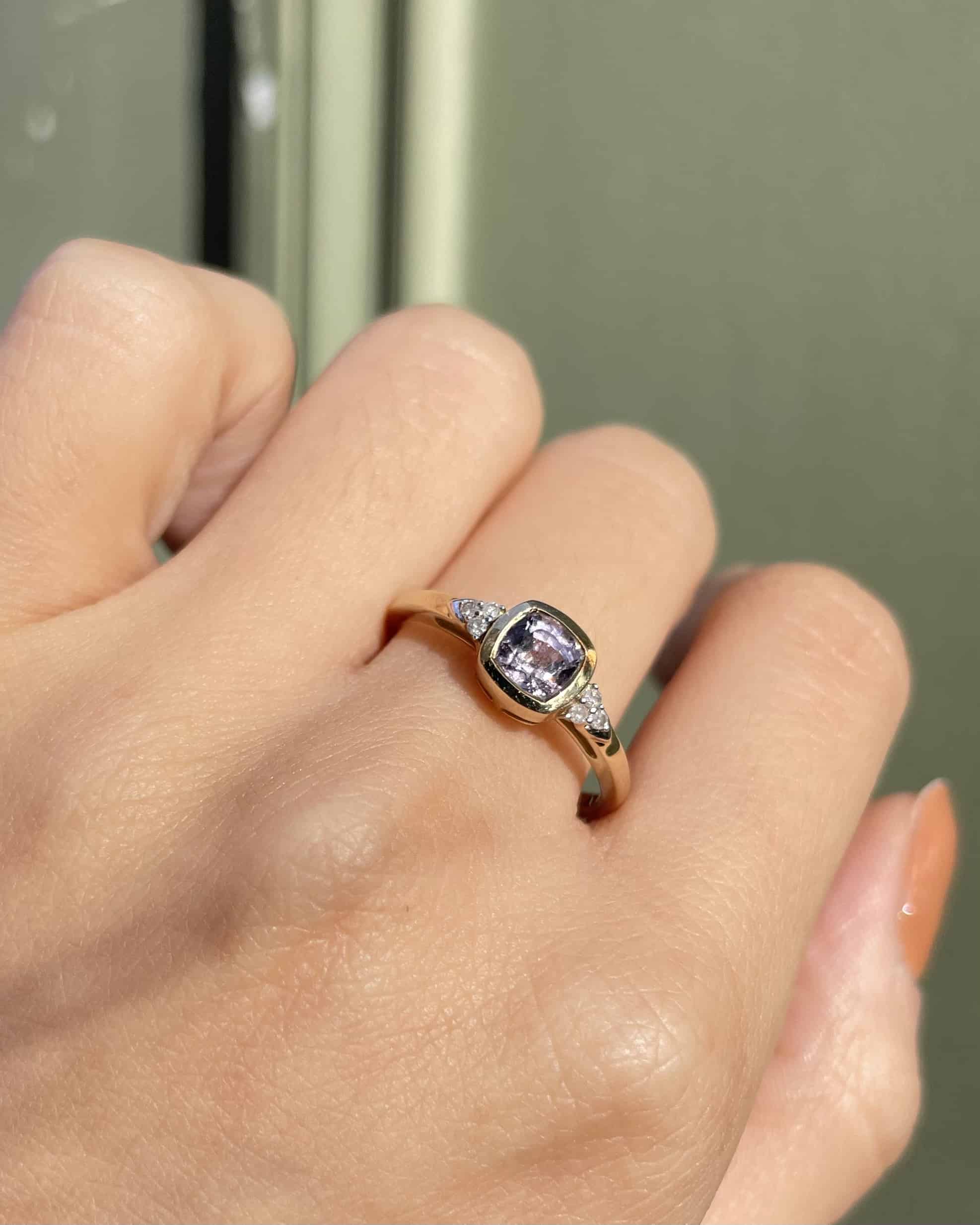 Anillo de trilogía de diamantes y espinelas "Silvienne"