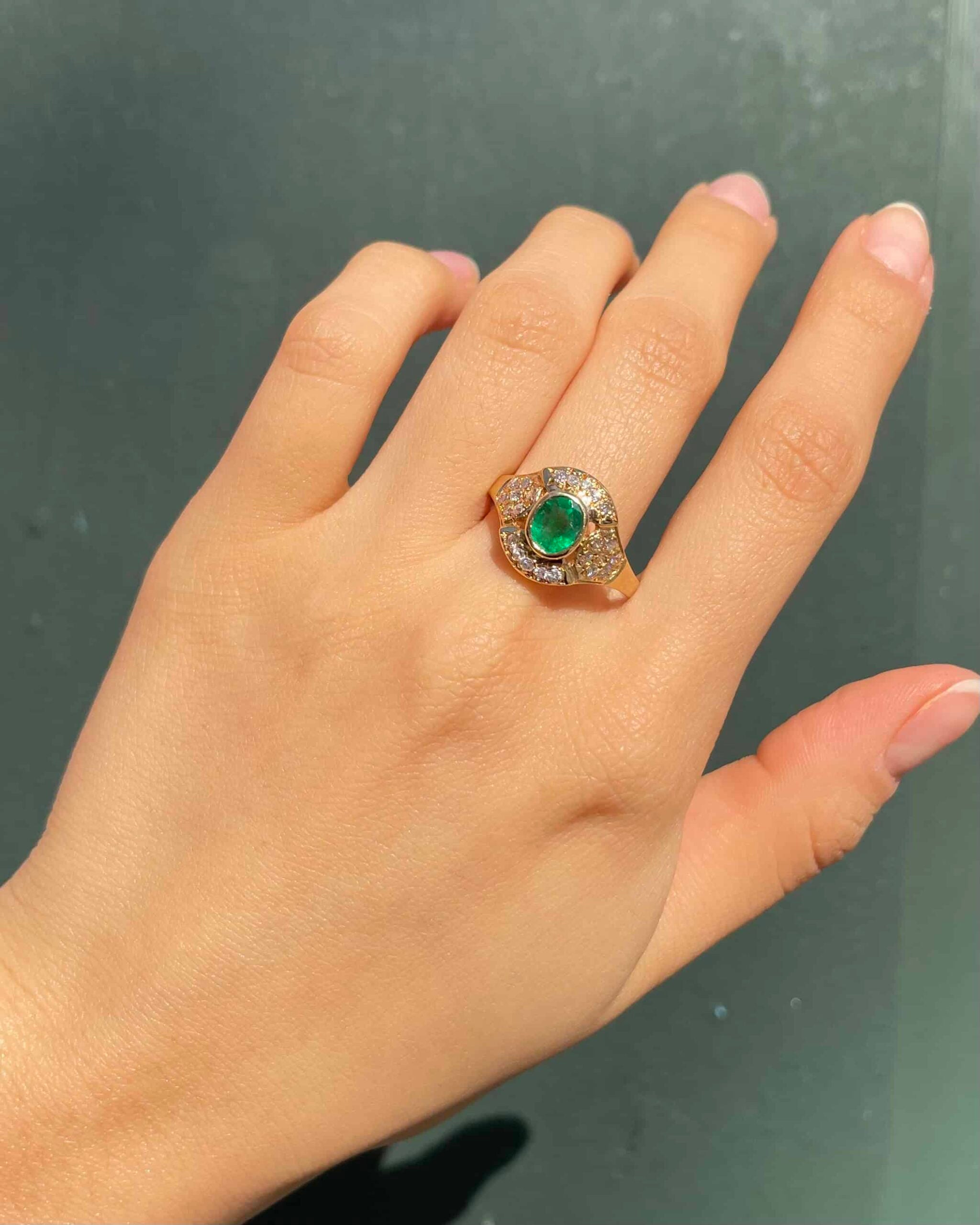 Bague Vintage Jonc Emeraude 0.65 Carat & 24 Diamants "Willow"