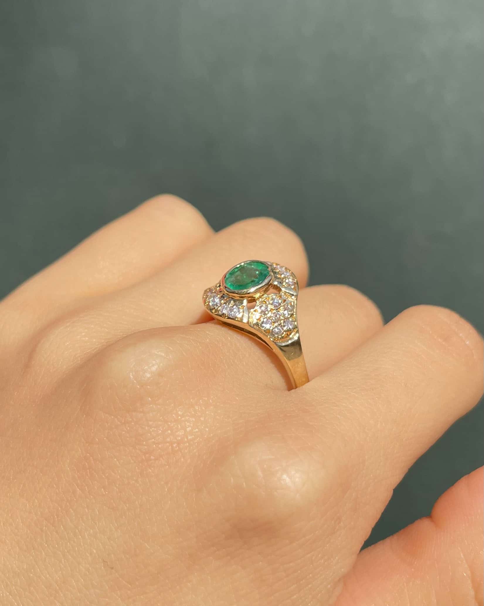Bague Vintage Jonc Emeraude 0.65 Carat & 24 Diamants "Willow"