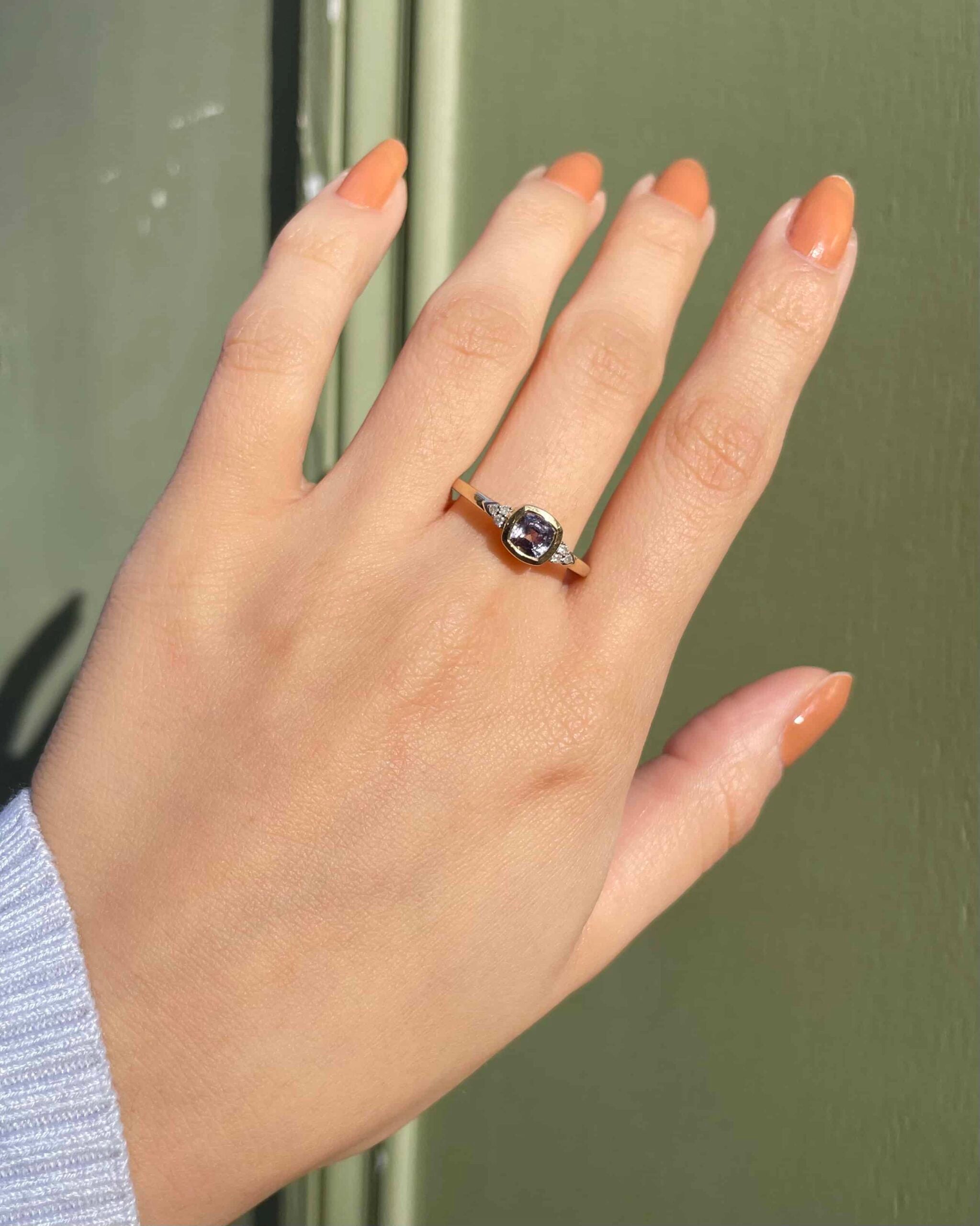 Anillo de trilogía de diamantes y espinelas "Silvienne"