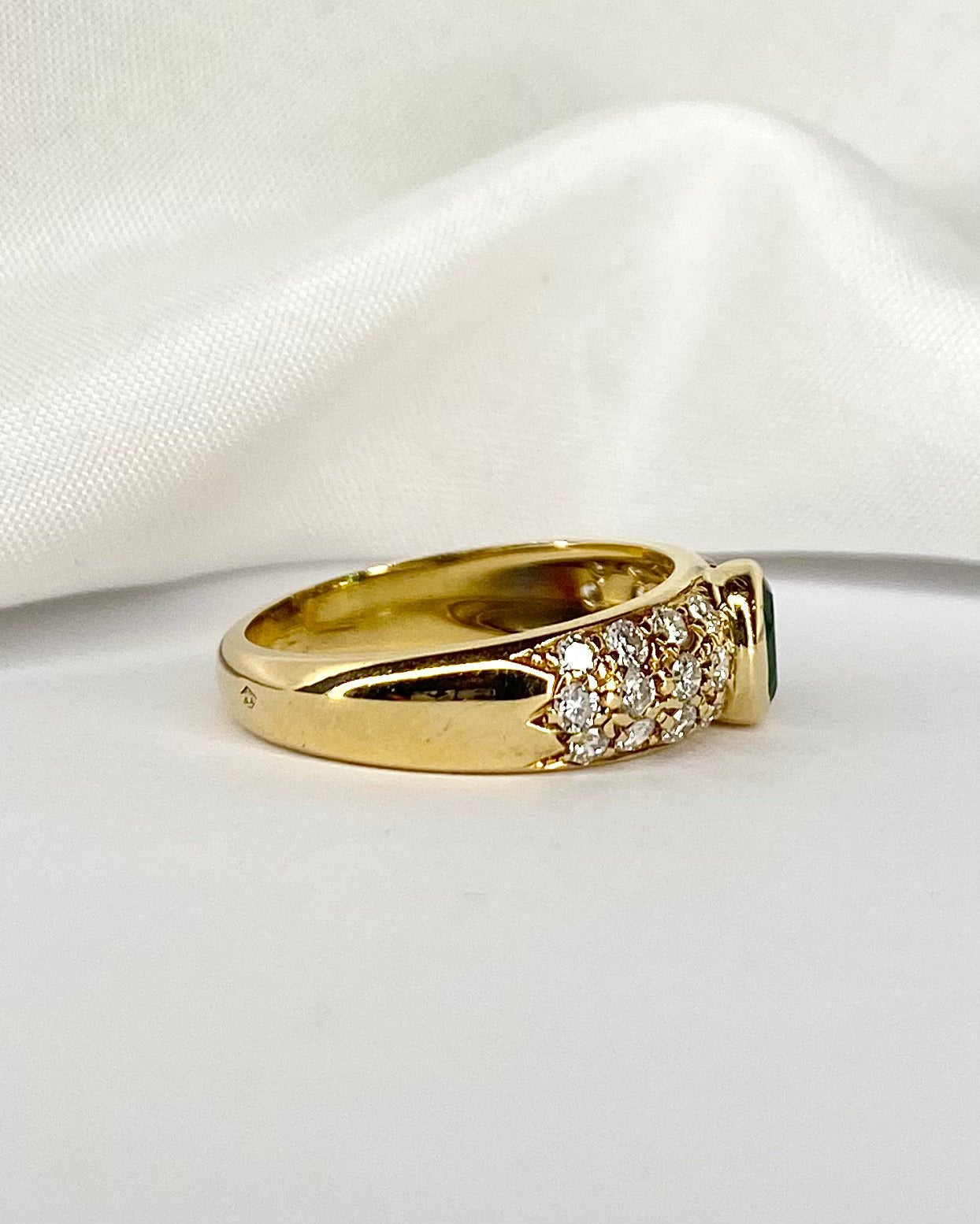 Bague Jonc Émeraude 0.38 carat & 24 Diamants "Sorya" - Elliade Paris