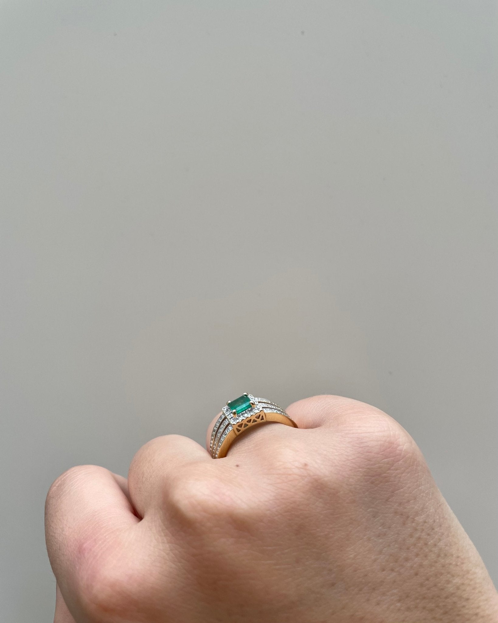Bague Jonc Émeraude 0.50 carat & 70 Diamants "Jenaya" - Elliade Paris