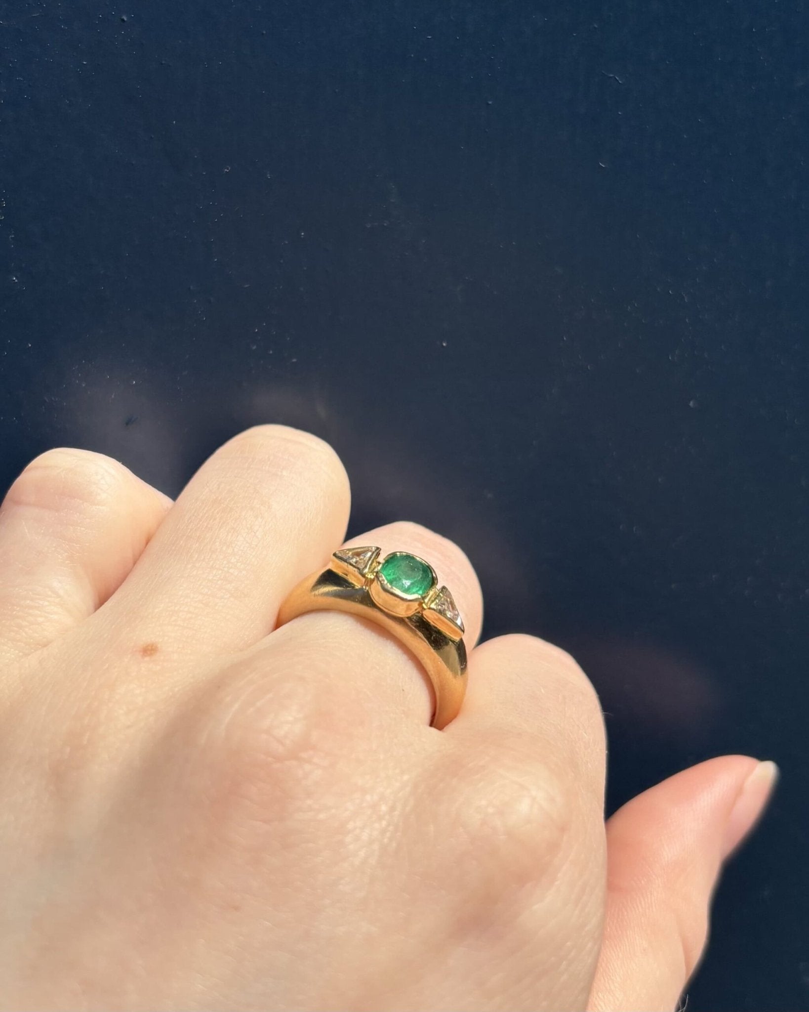 Bague Jonc Emeraude 0.70 Carat & Diamants Troïda "Inara" - Elliade Paris