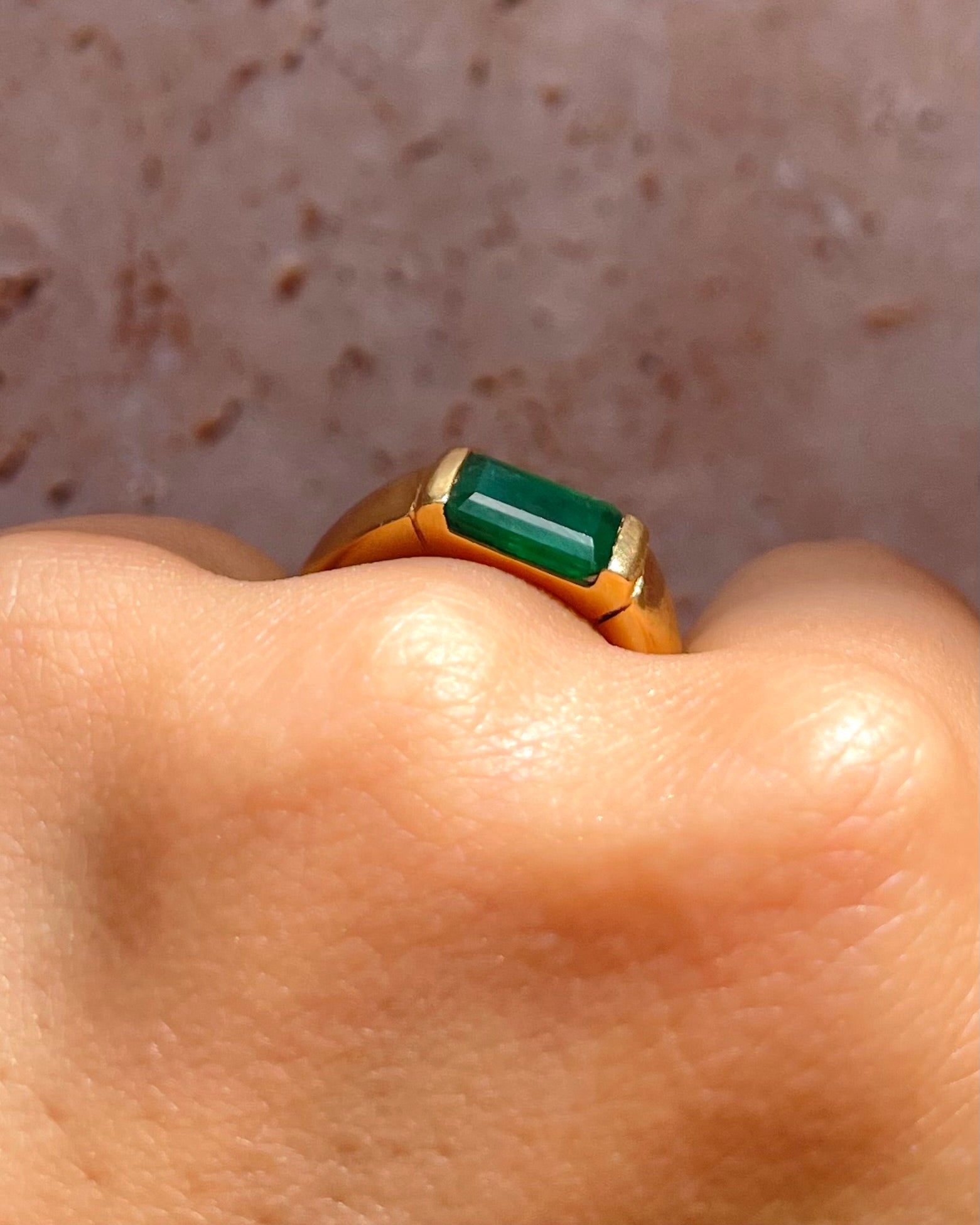 Bague Jonc Émeraude 1.10 carat "Alicia" - Elliade Paris