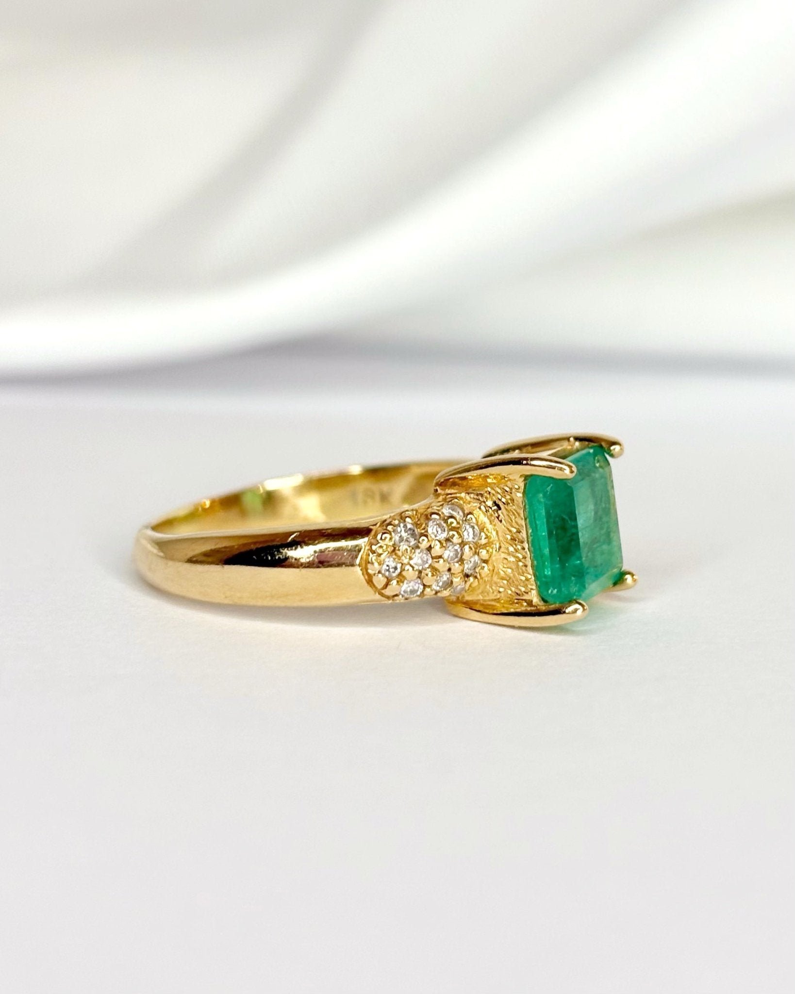 Bague Jonc Émeraude 1.25 carat & Diamants 0.20 carat "Mélissa" - Elliade Paris