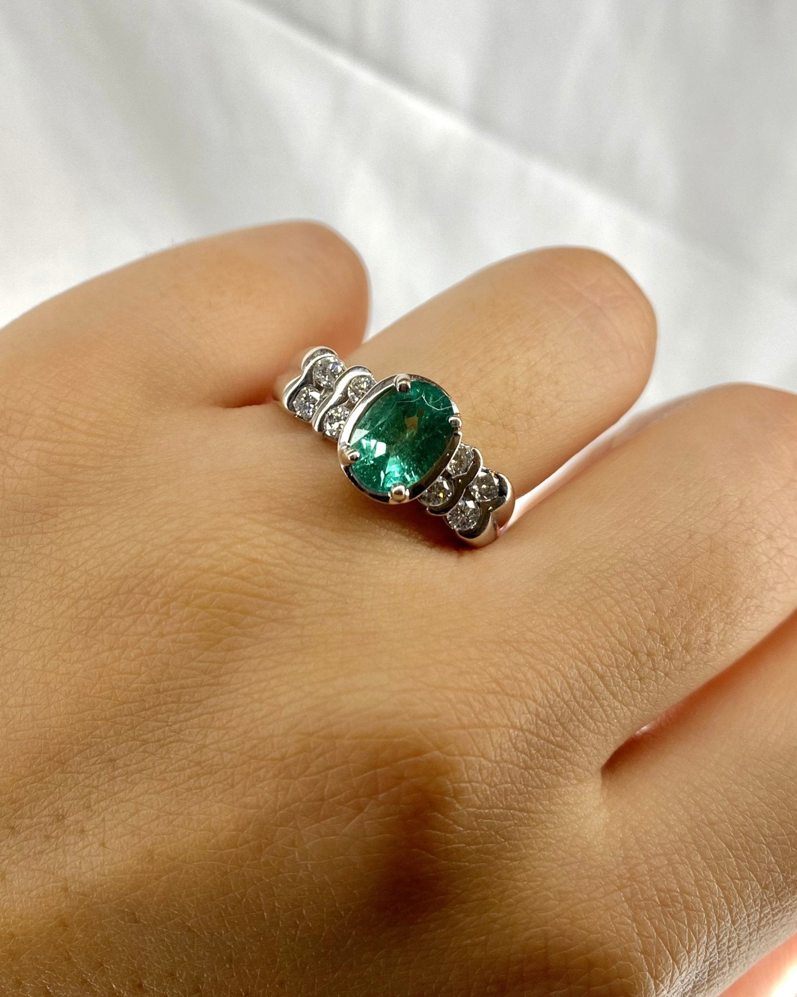 Bague Jonc Émeraude 1.70 carat & 8 Diamants "Fiona" - Elliade Paris