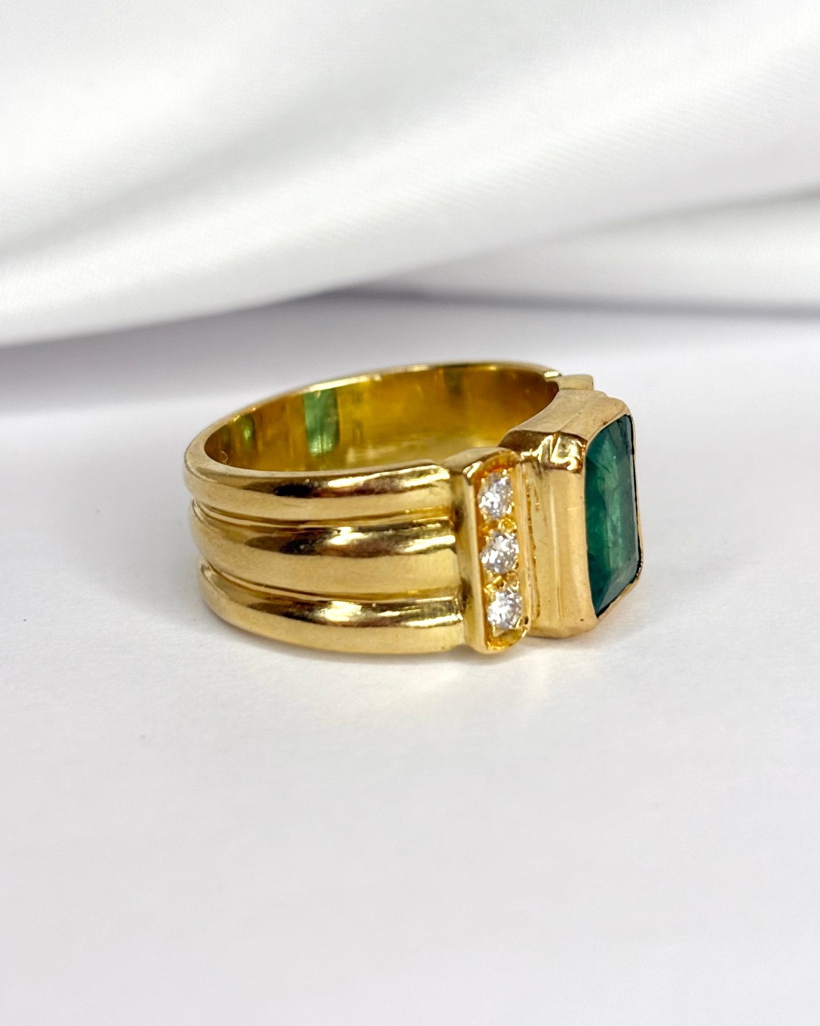 Bague Jonc Émeraude 2.35 carats, Diamants & Or Jaune 10,51g "Claudia" - Elliade Paris