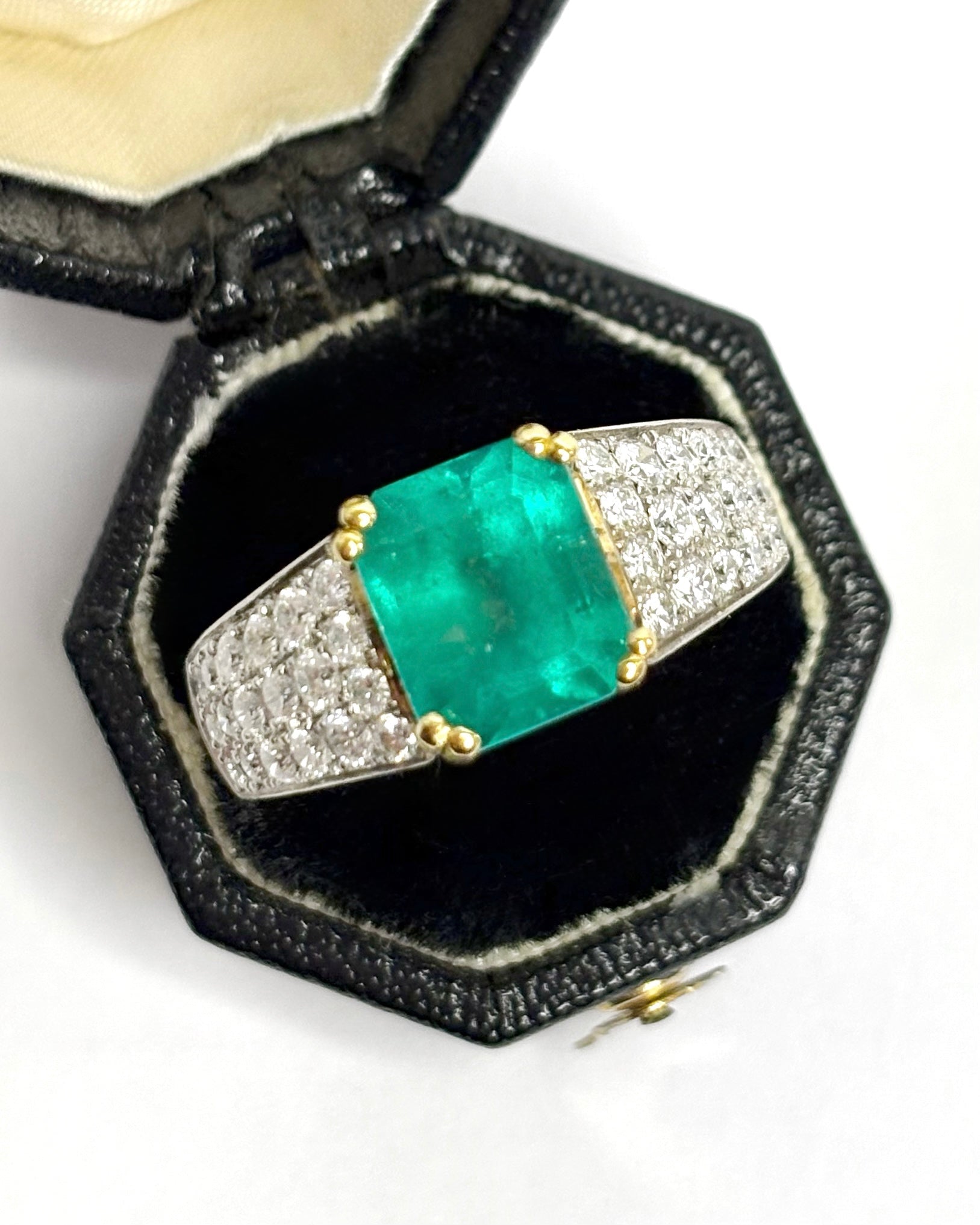 Bague Jonc Émeraude 3.80 carats, Diamants 1.08 carat & Or 8,7g "Florine" - Elliade Paris