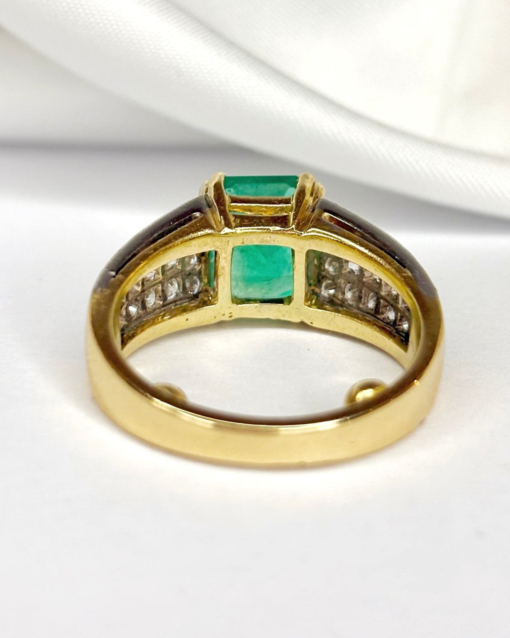 Bague Jonc Émeraude 3.80 carats, Diamants 1.08 carat & Or 8,7g "Florine" - Elliade Paris