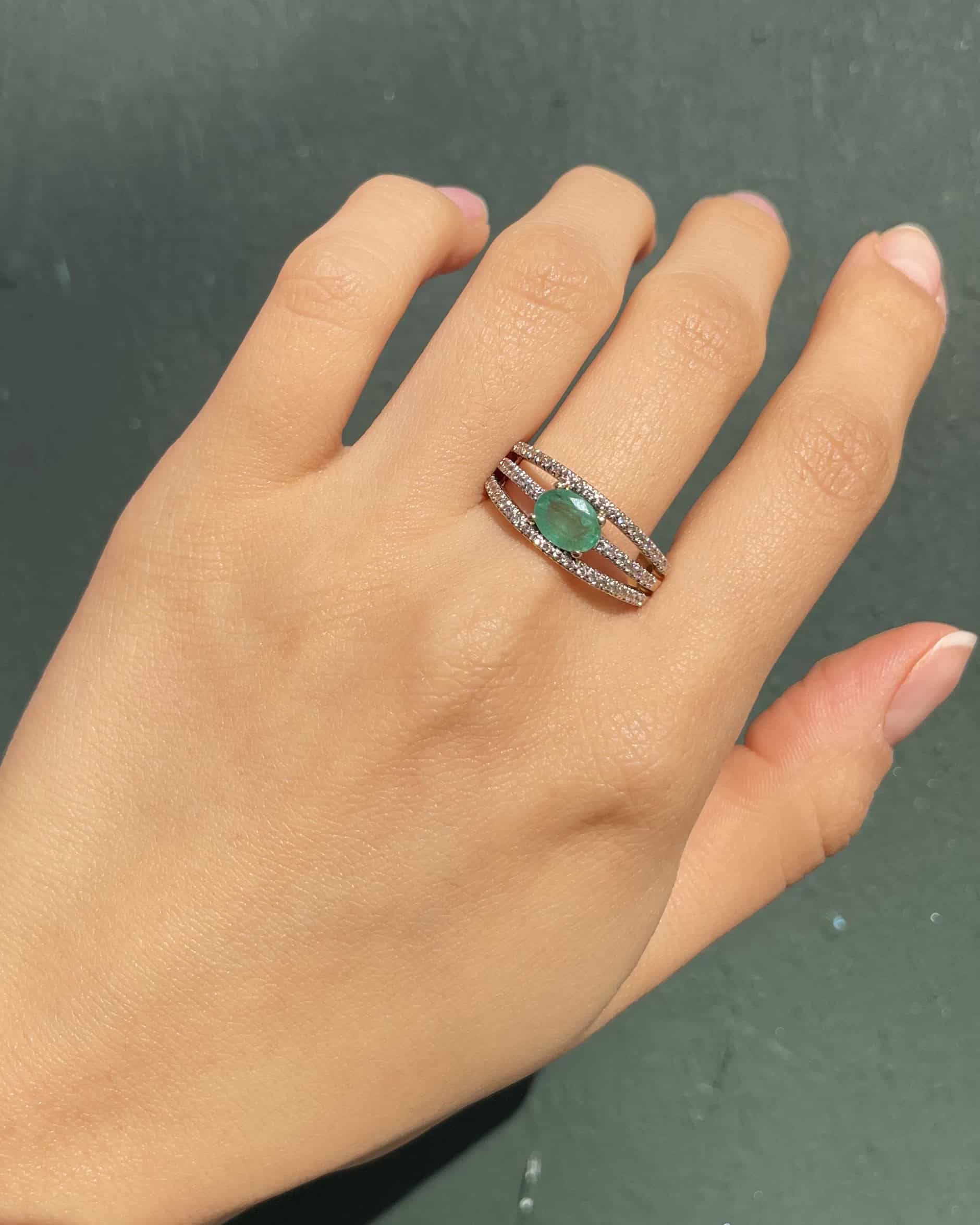 Bague Solitaire émeraude et 56 diamants "Lise"