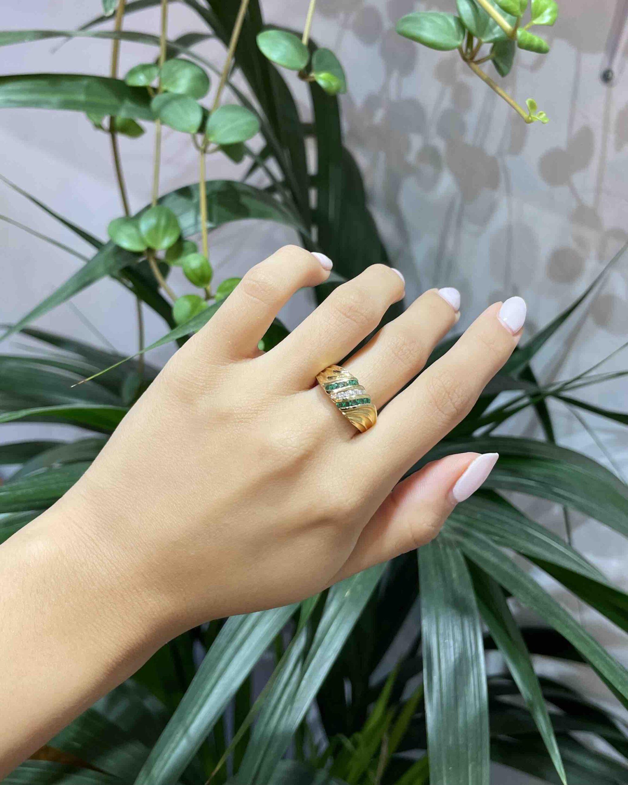Anillo brazalete de esmeralda y diamantes "Raya"