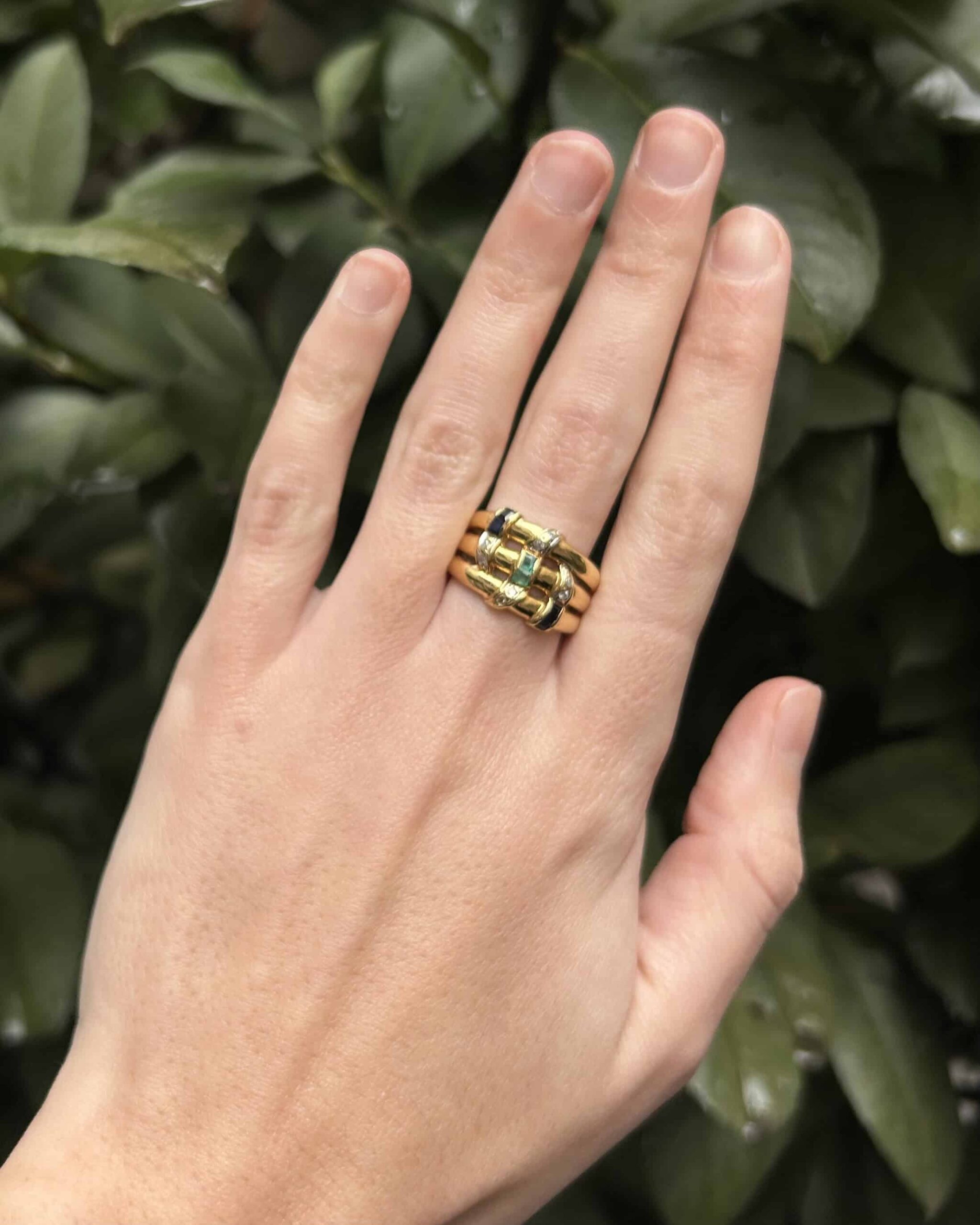 Bague Jonc Saphirs, Émeraudes & Diamants "Lucilia"