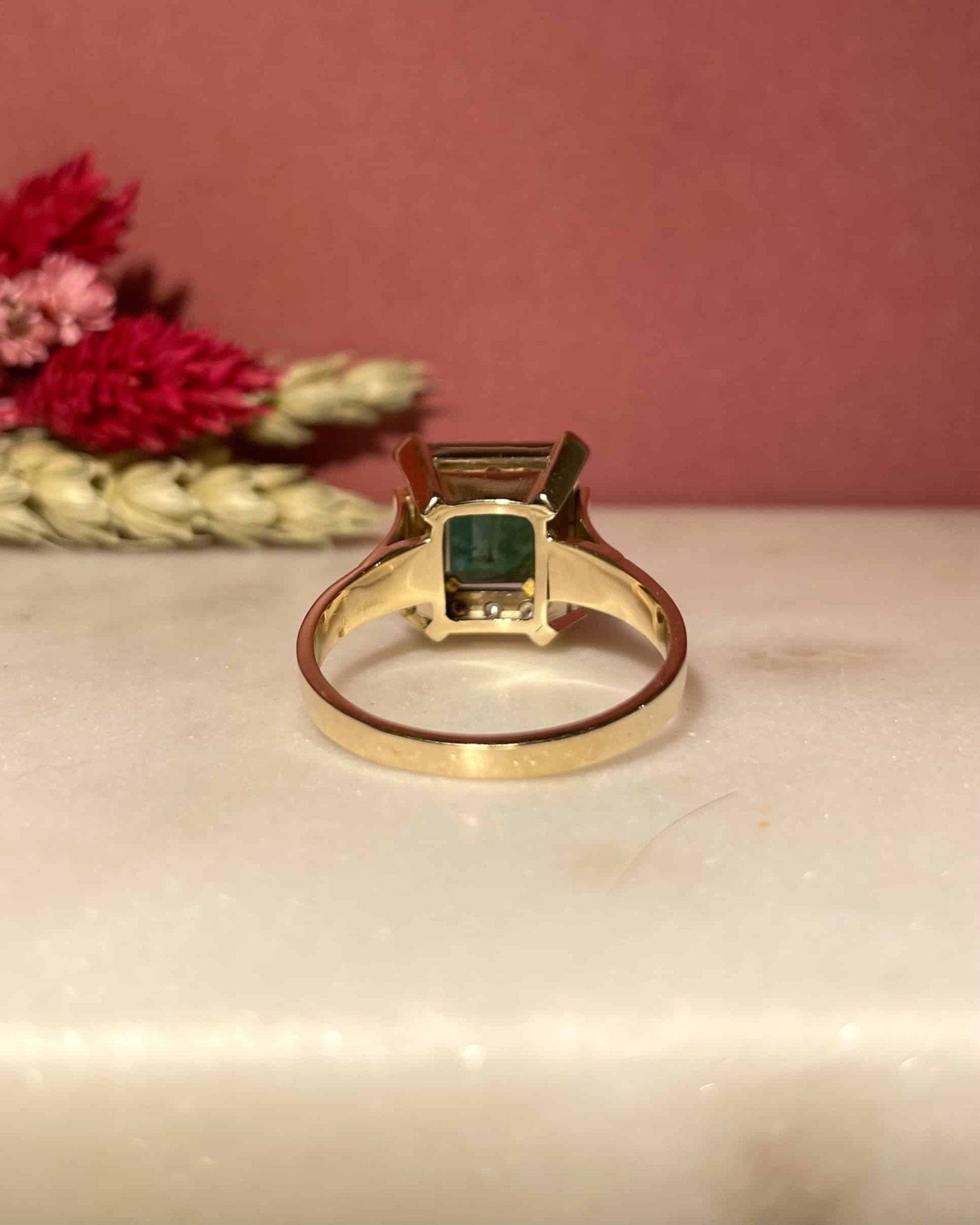 Bague Jonc Marguerite Émeraude 1.15 carat et 18 Diamants "Andrea" - Elliade Paris