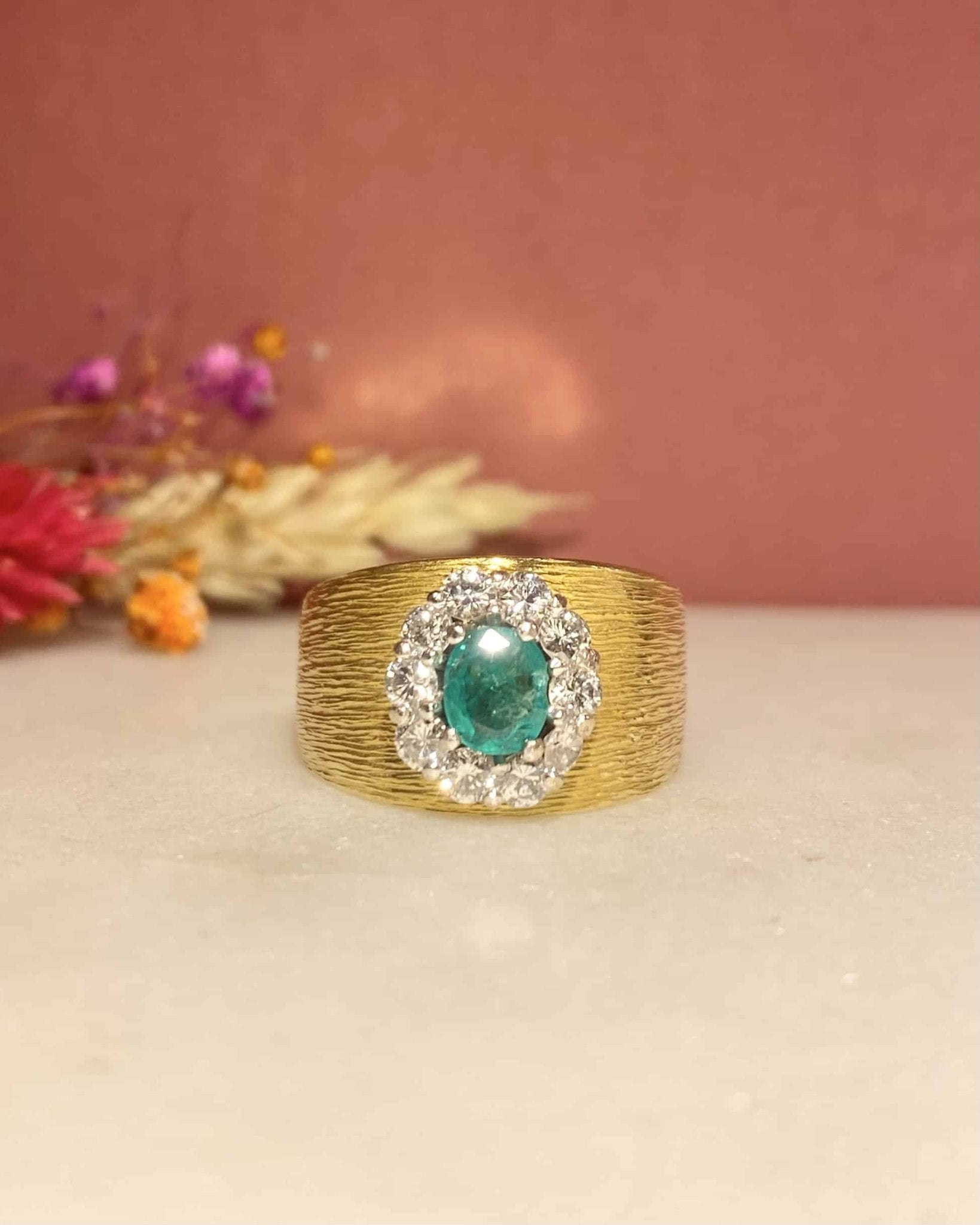 Bague Jonc Marguerite Émeraude carat & Diamants, Or 9.94g "Jennie" - Elliade Paris