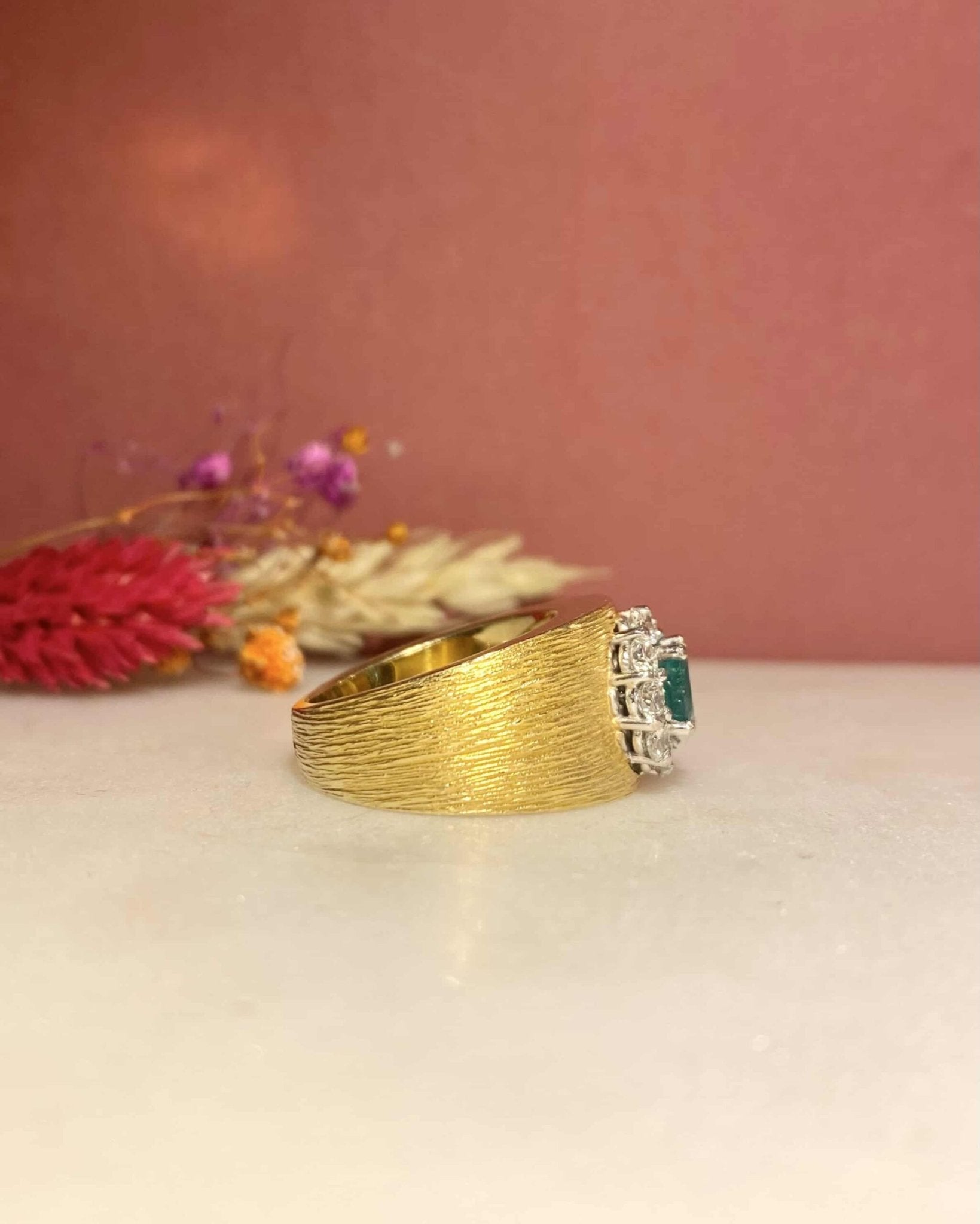 Bague Jonc Marguerite Émeraude carat & Diamants, Or 9.94g "Jennie" - Elliade Paris