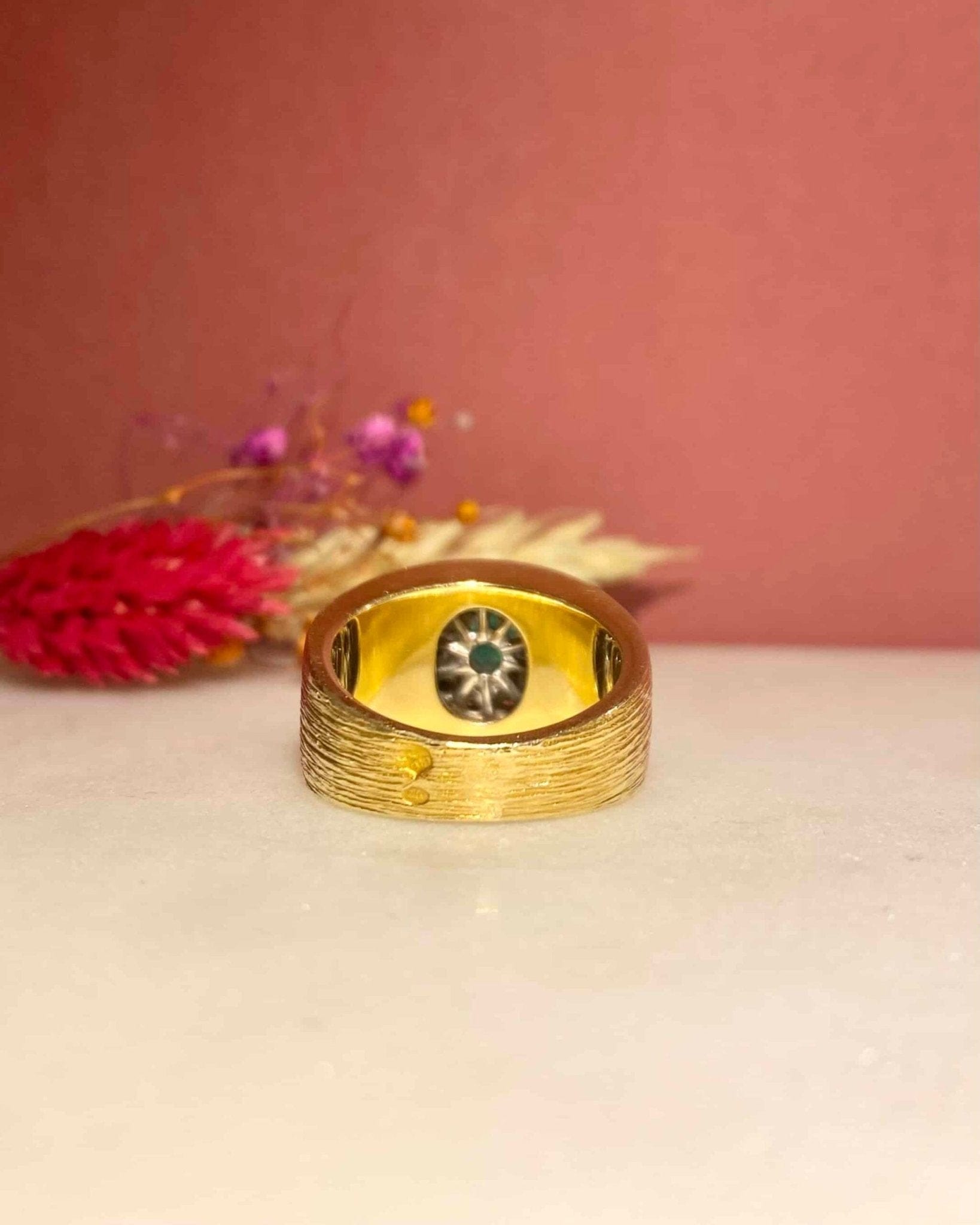 Bague Jonc Marguerite Émeraude carat & Diamants, Or 9.94g "Jennie" - Elliade Paris