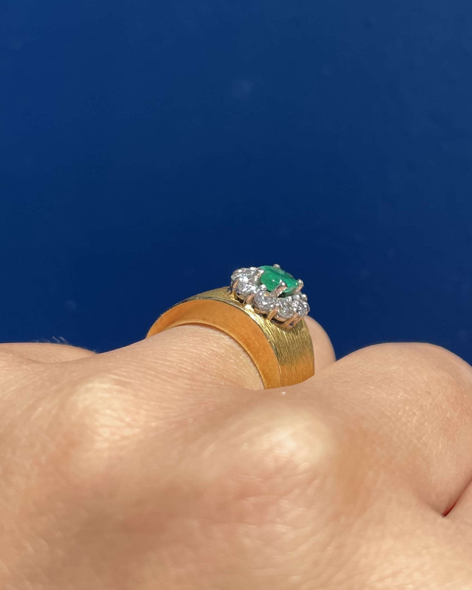 Bague Jonc Marguerite Émeraude carat & Diamants, Or 9.94g "Jennie" - Elliade Paris
