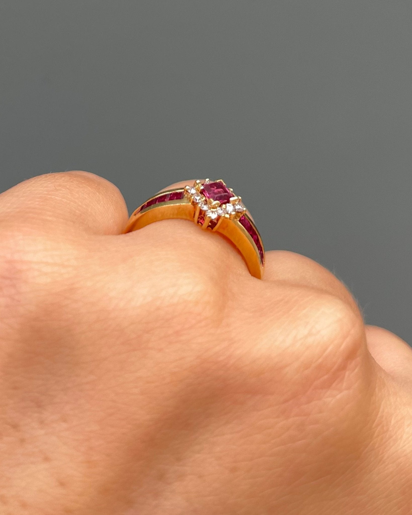 Bague Jonc Marguerite Rubis 0.62 carat & 12 Diamants "Zita" - Elliade Paris