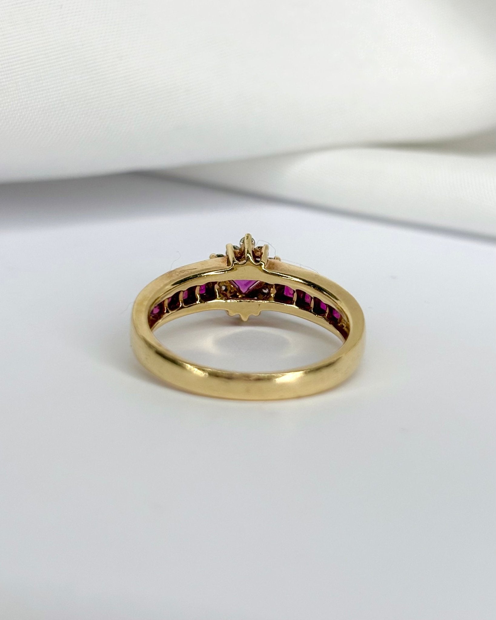 Bague Jonc Marguerite Rubis 0.62 carat & 12 Diamants "Zita" - Elliade Paris