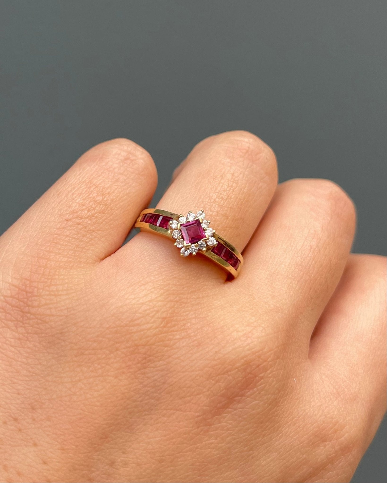 Bague Jonc Marguerite Rubis 0.62 carat & 12 Diamants "Zita" - Elliade Paris
