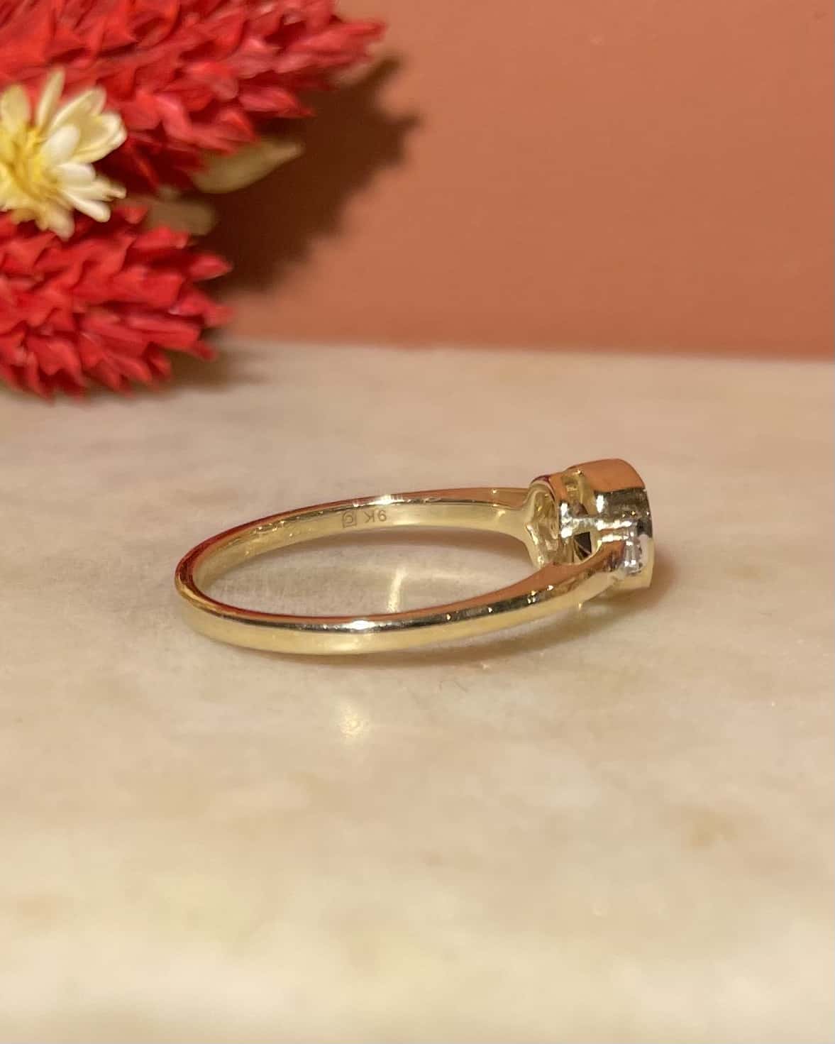 Anillo de trilogía de diamantes y espinelas "Silvienne"