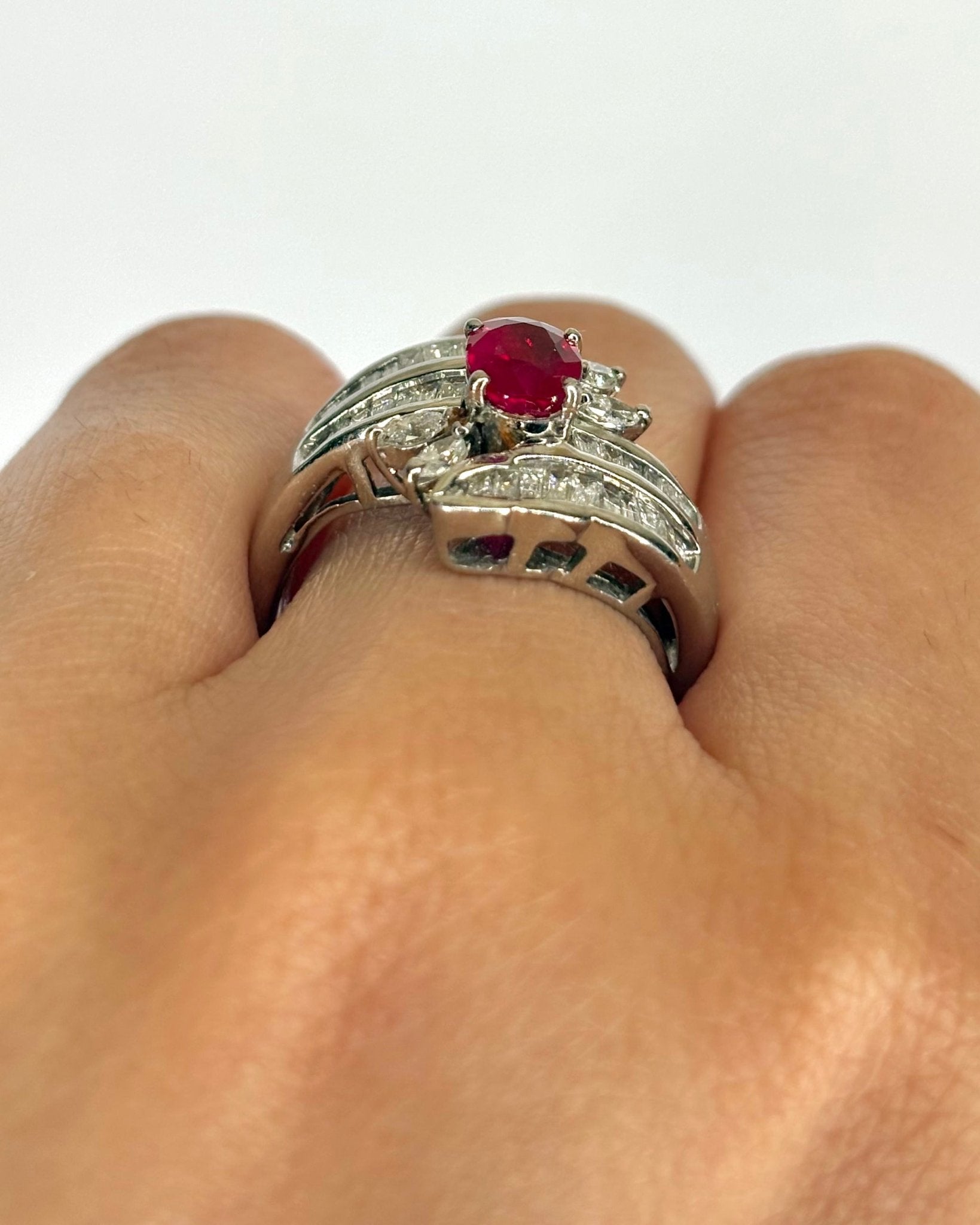 Bague Jonc Rubis 0.90 carat, Diamants Baguette et Marquise 0.68 carat & Platine 10.14g "Althéa" - Elliade Paris