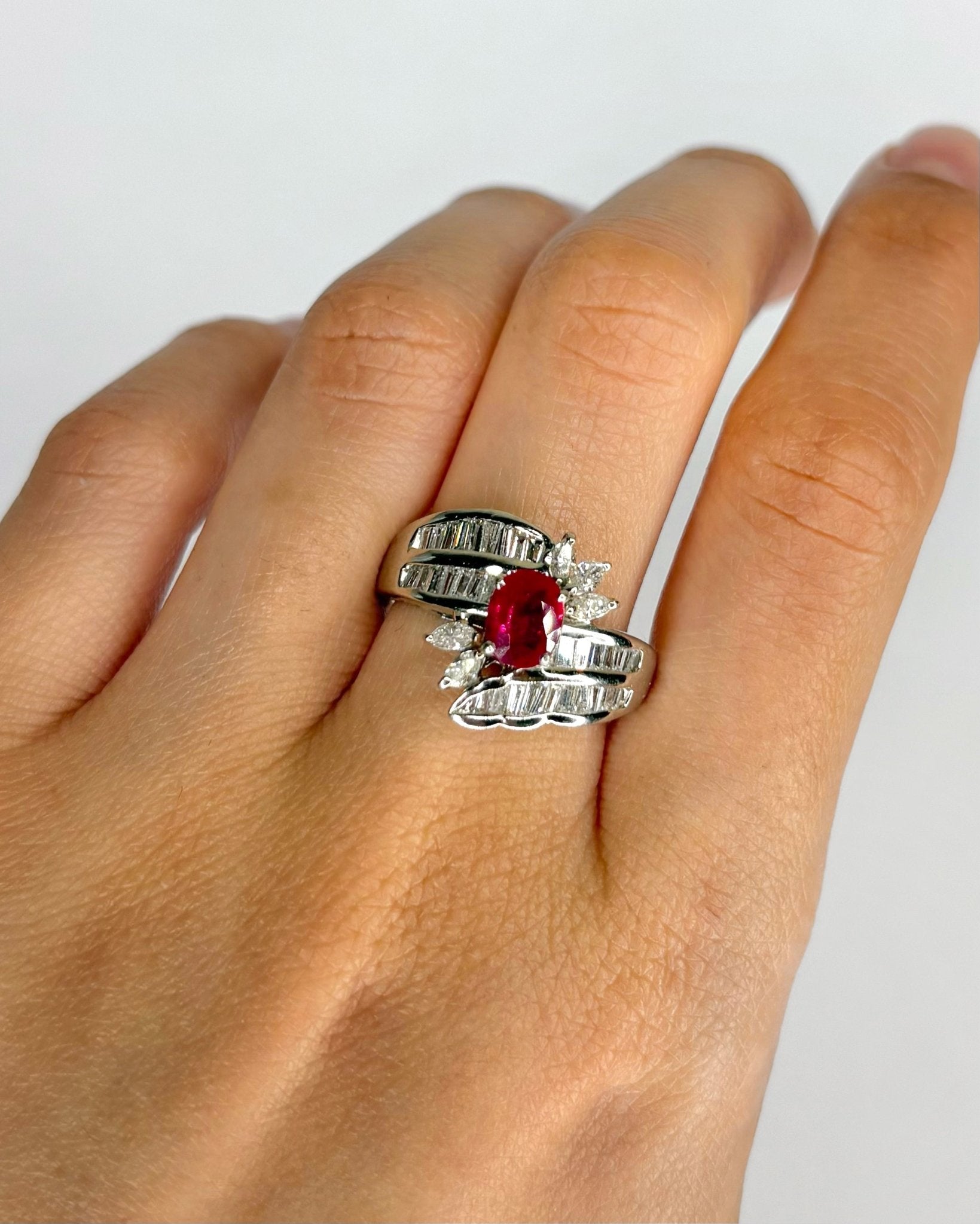 Bague Jonc Rubis 0.90 carat, Diamants Baguette et Marquise 0.68 carat & Platine 10.14g "Althéa" - Elliade Paris