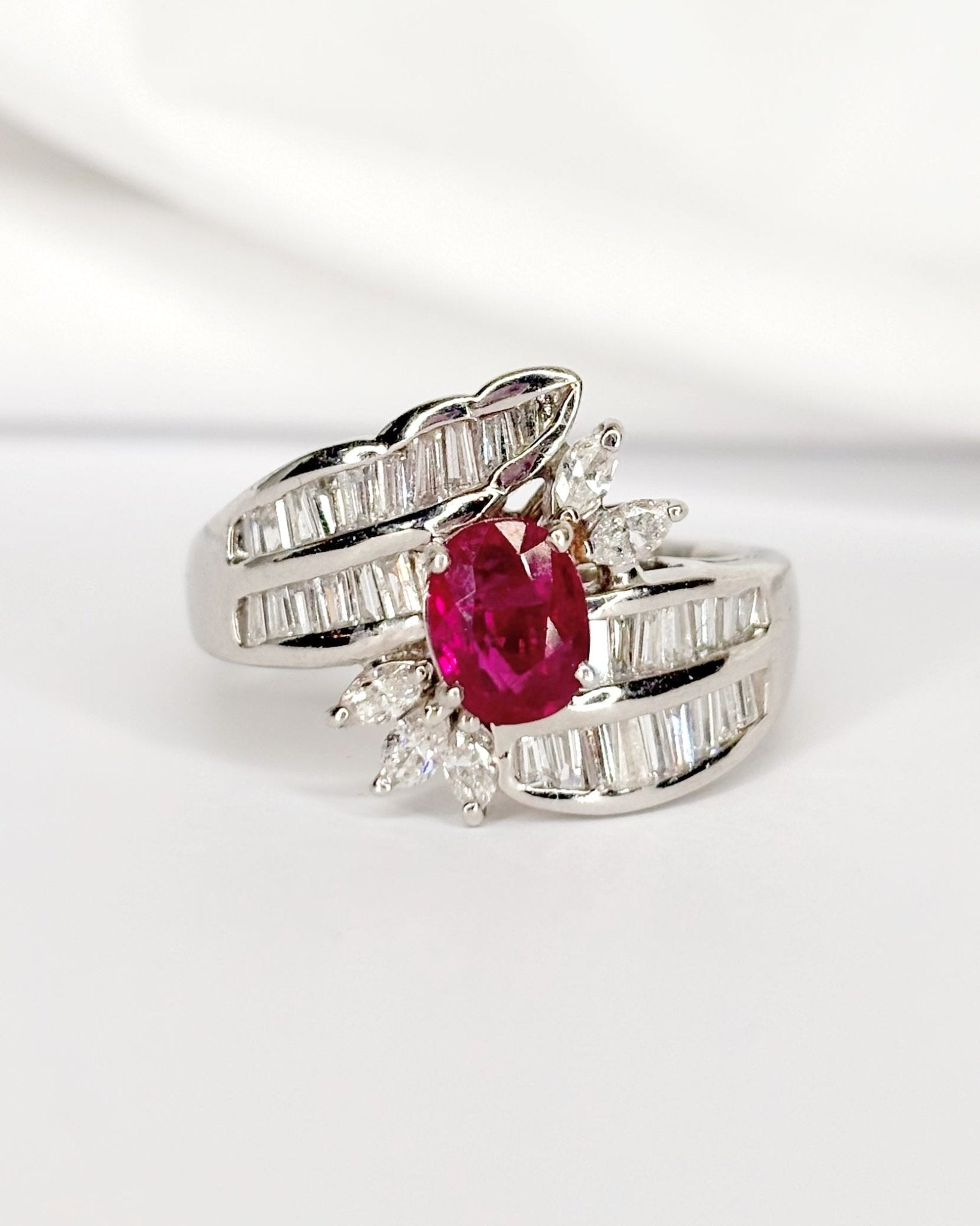 Bague Jonc Rubis 0.90 carat, Diamants Baguette et Marquise 0.68 carat & Platine 10.14g "Althéa" - Elliade Paris