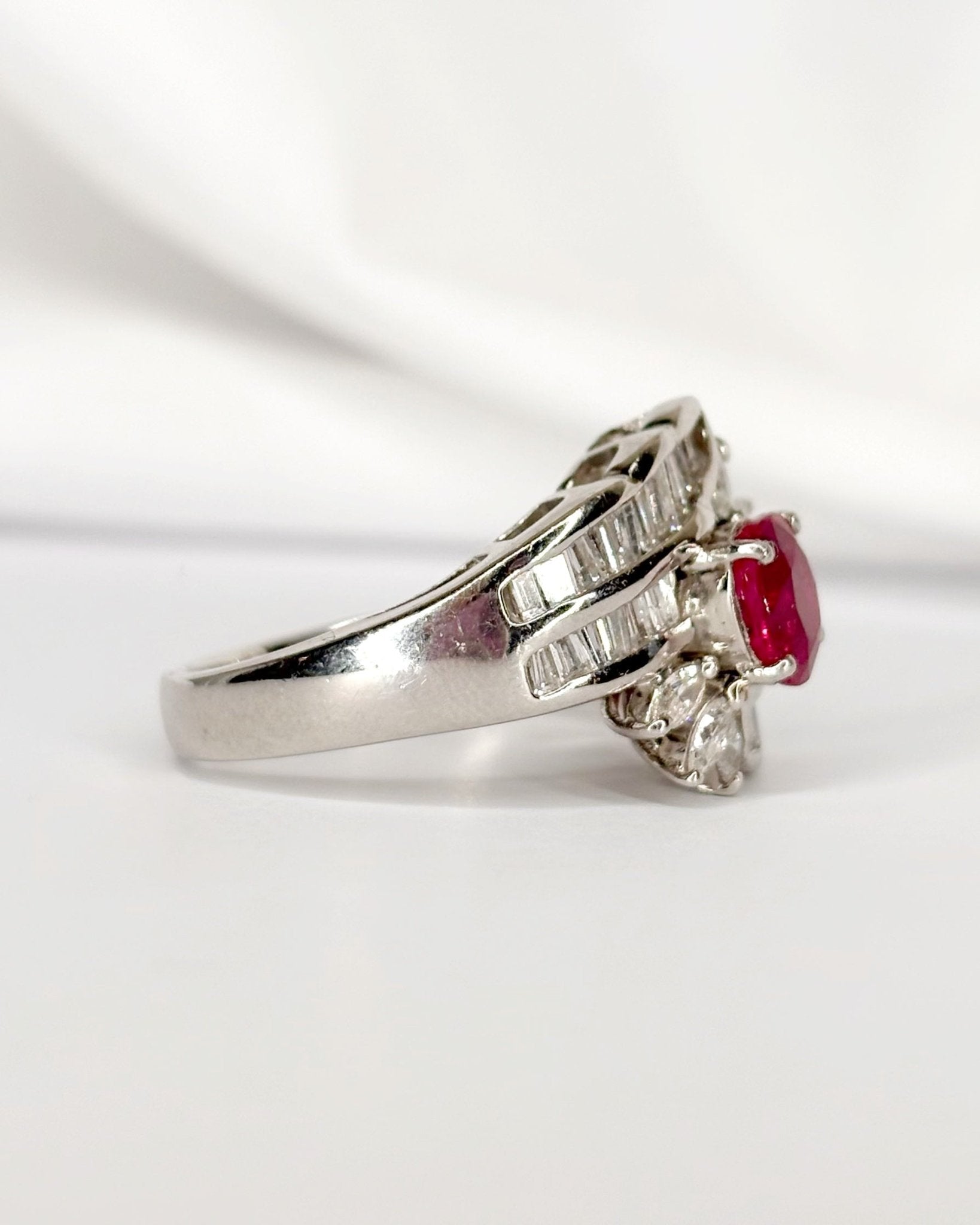 Bague Jonc Rubis 0.90 carat, Diamants Baguette et Marquise 0.68 carat & Platine 10.14g "Althéa" - Elliade Paris