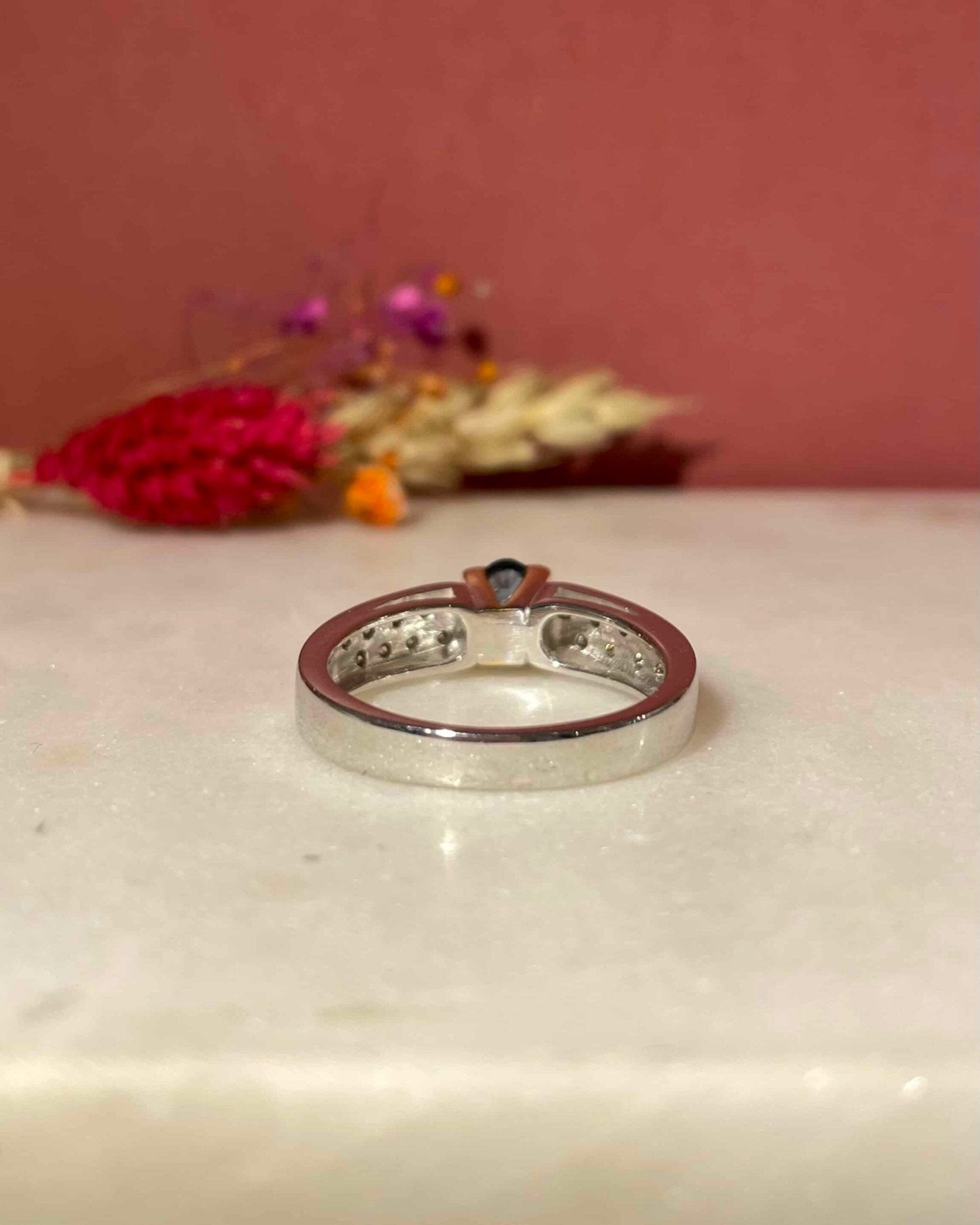 Bague Jonc Saphir 0.60 Carat & Diamants "Riley" - Elliade Paris