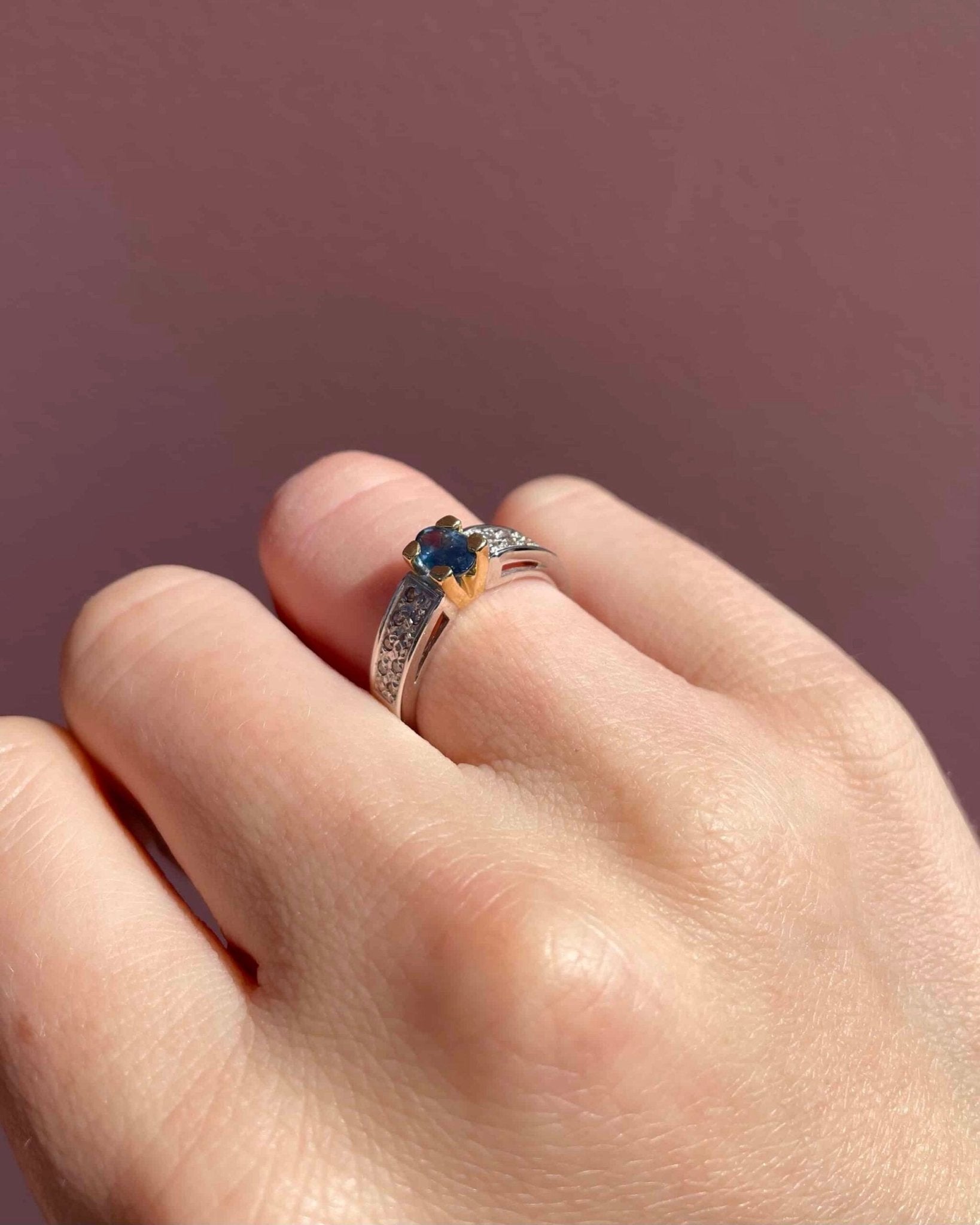 Bague Jonc Saphir 0.60 Carat & Diamants "Riley" - Elliade Paris