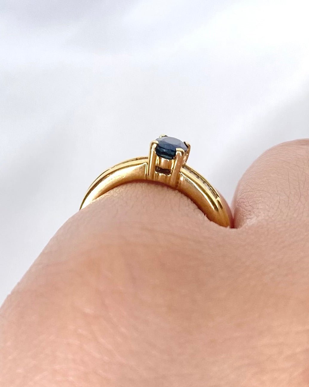 Bague Jonc Saphir 0.64 carat & Diamants "Clarisse" - Elliade Paris