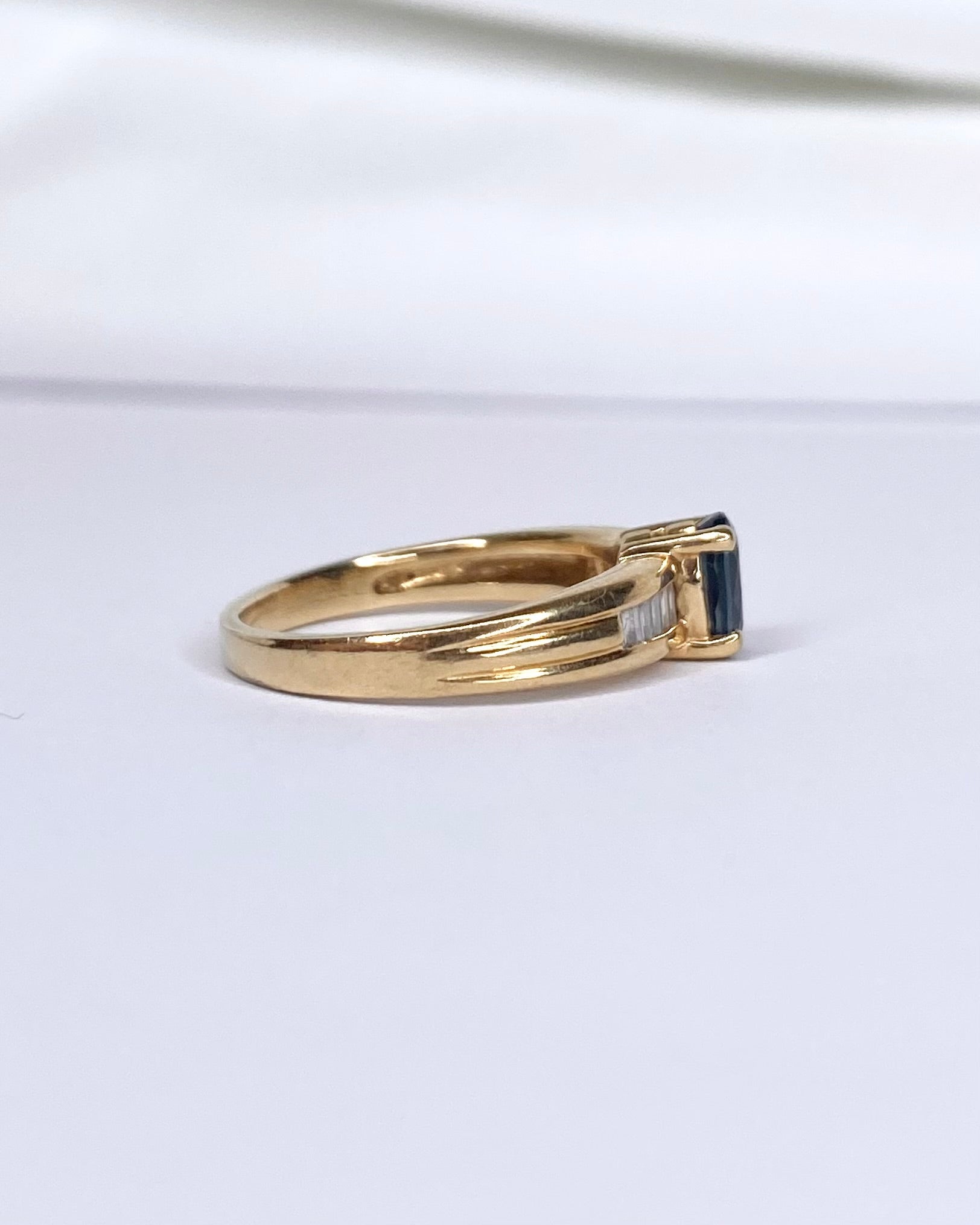 Bague Jonc Saphir 0.64 carat & Diamants "Clarisse" - Elliade Paris