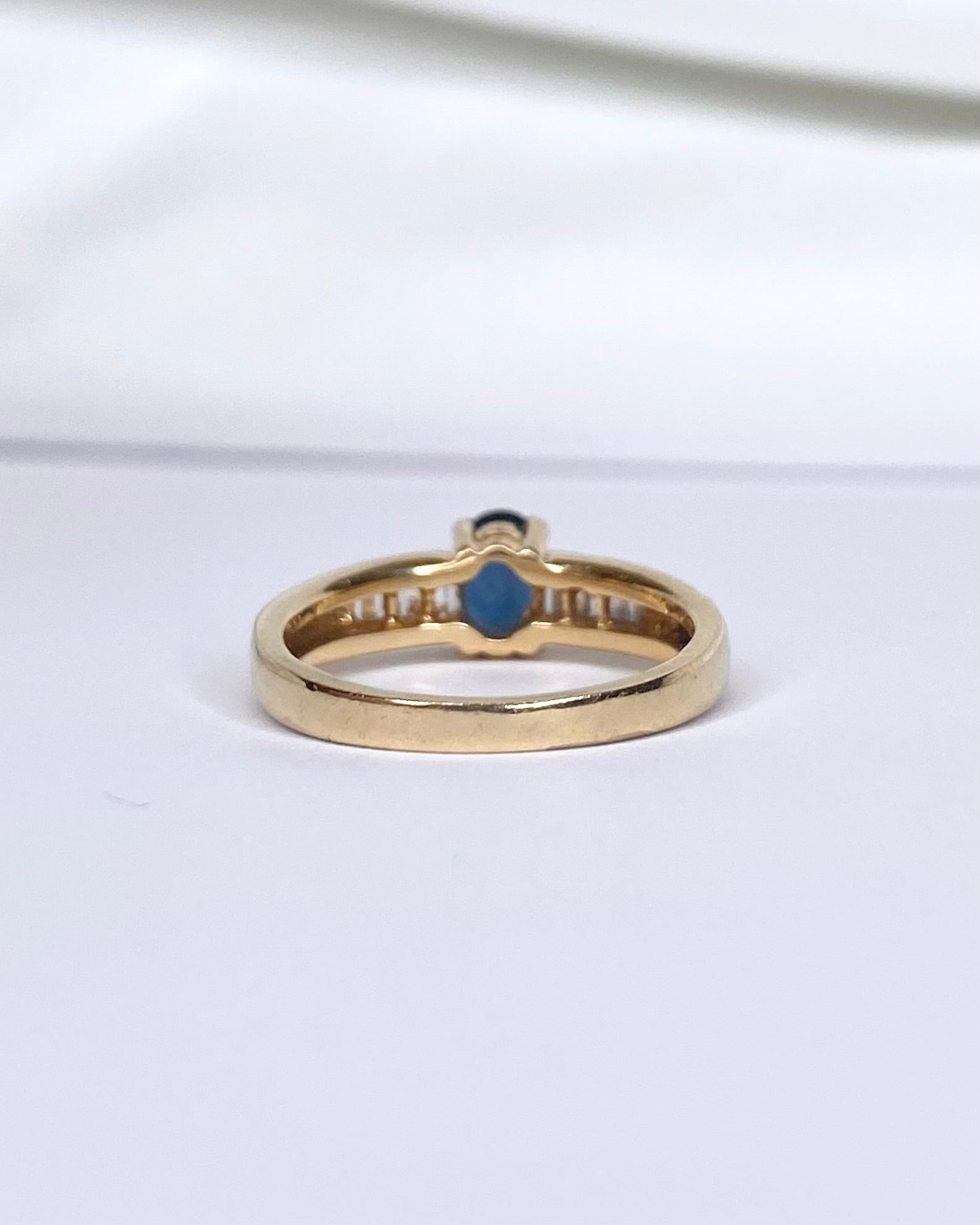 Bague Jonc Saphir 0.64 carat & Diamants "Clarisse" - Elliade Paris