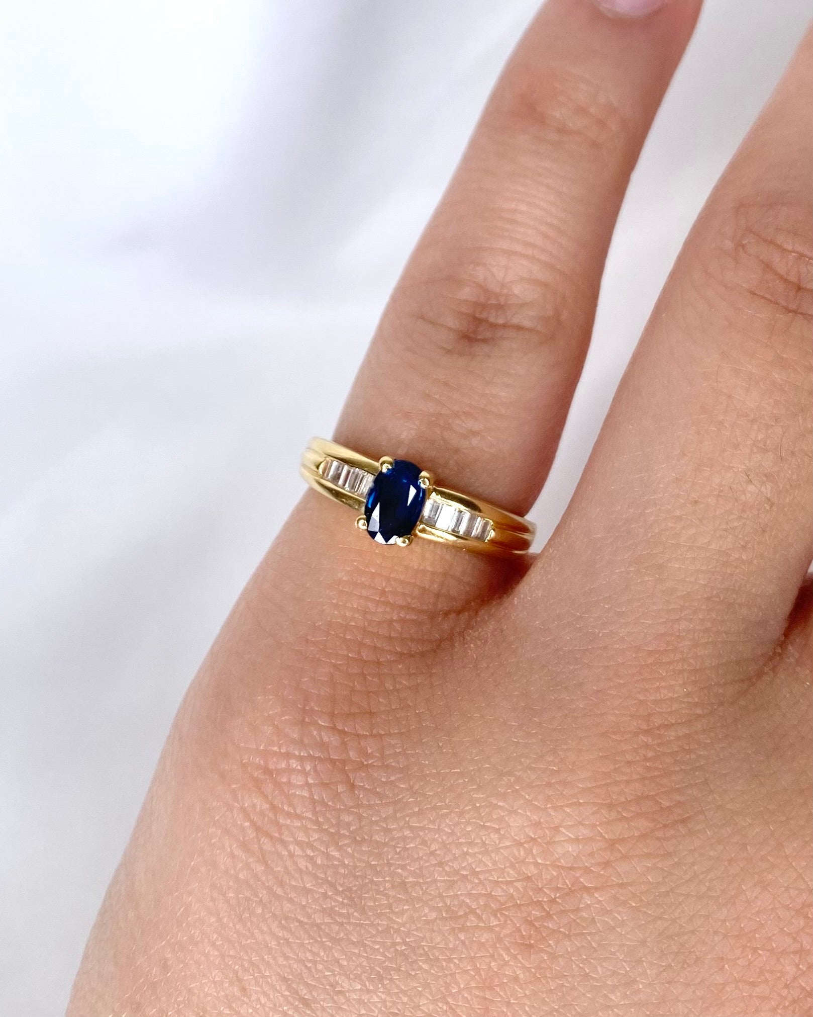 Bague Jonc Saphir 0.64 carat & Diamants "Clarisse" - Elliade Paris