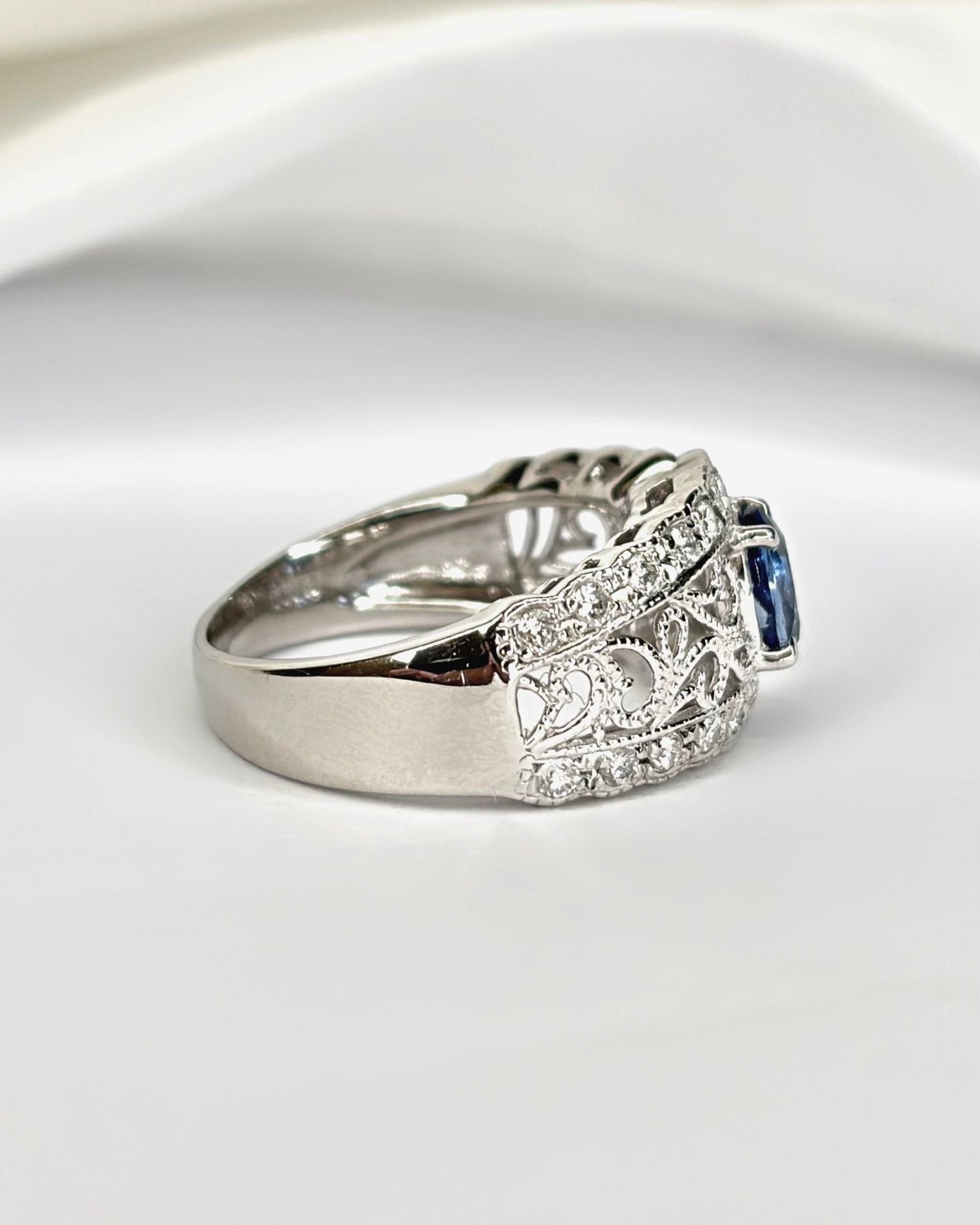 Bague Jonc Saphir 0.70 carat, Diamants 0.50 carat & Platine 7.55g "Sabrina" - Elliade Paris