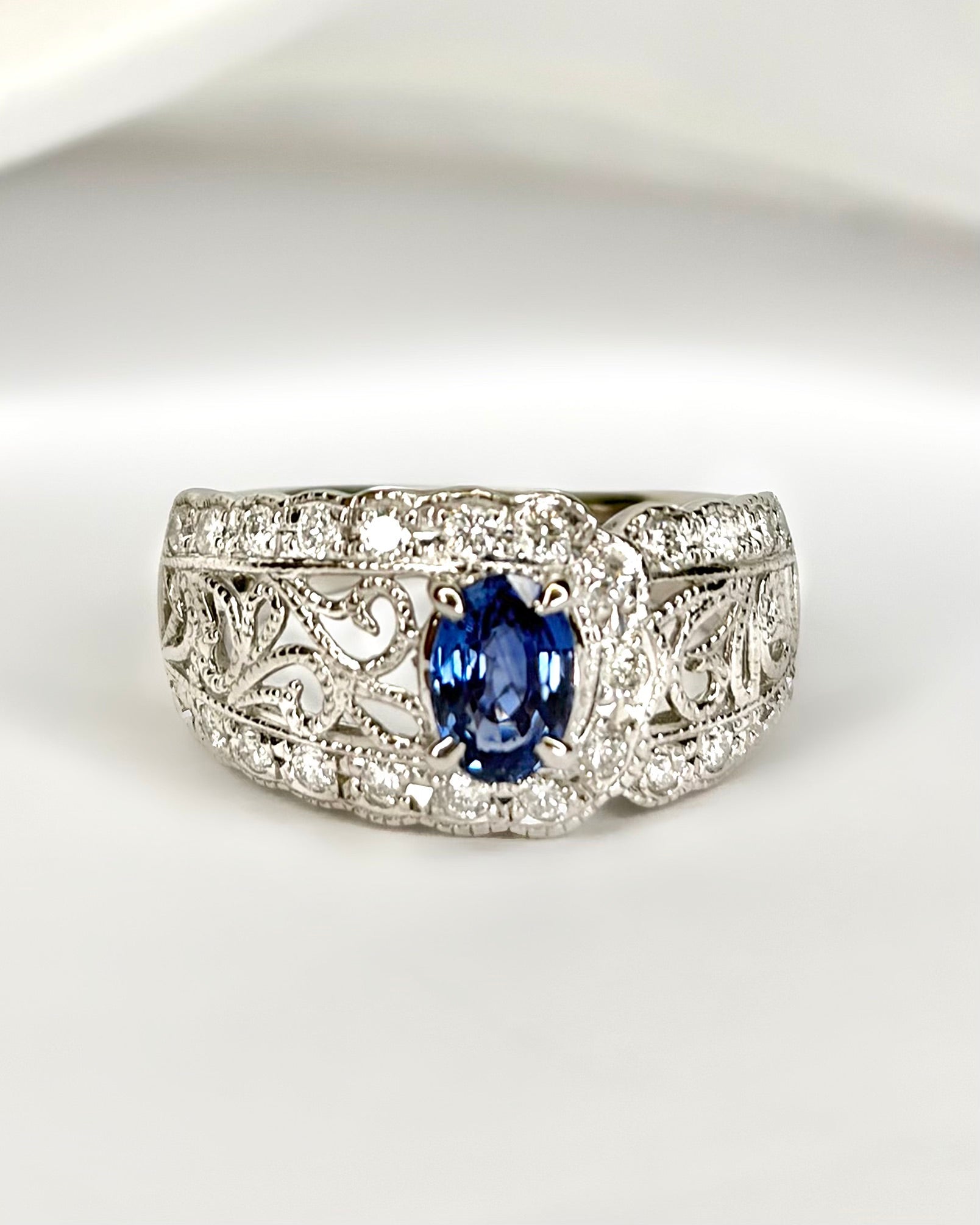 Bague Jonc Saphir 0.70 carat, Diamants 0.50 carat & Platine 7.55g "Sabrina" - Elliade Paris