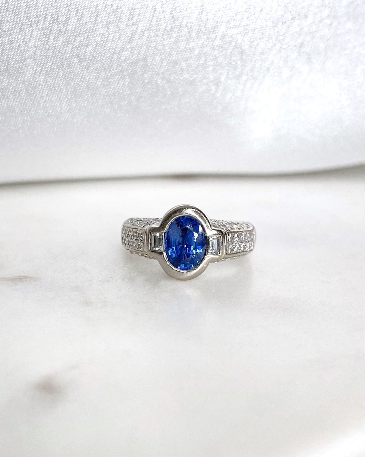 Bague Jonc Saphir 1.90 carat & 62 Diamants “Roxie” - Elliade Paris