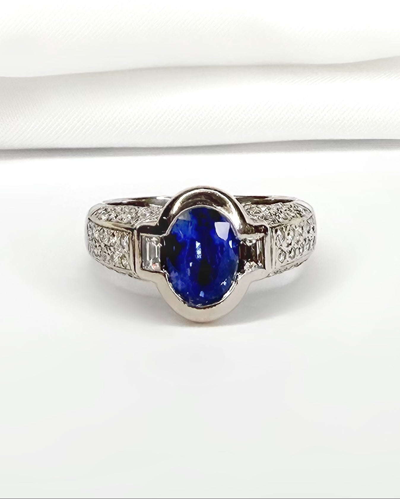Bague Jonc Saphir 1.90 carat & Diamants 0.84 carat “Roxie” - Elliade Paris