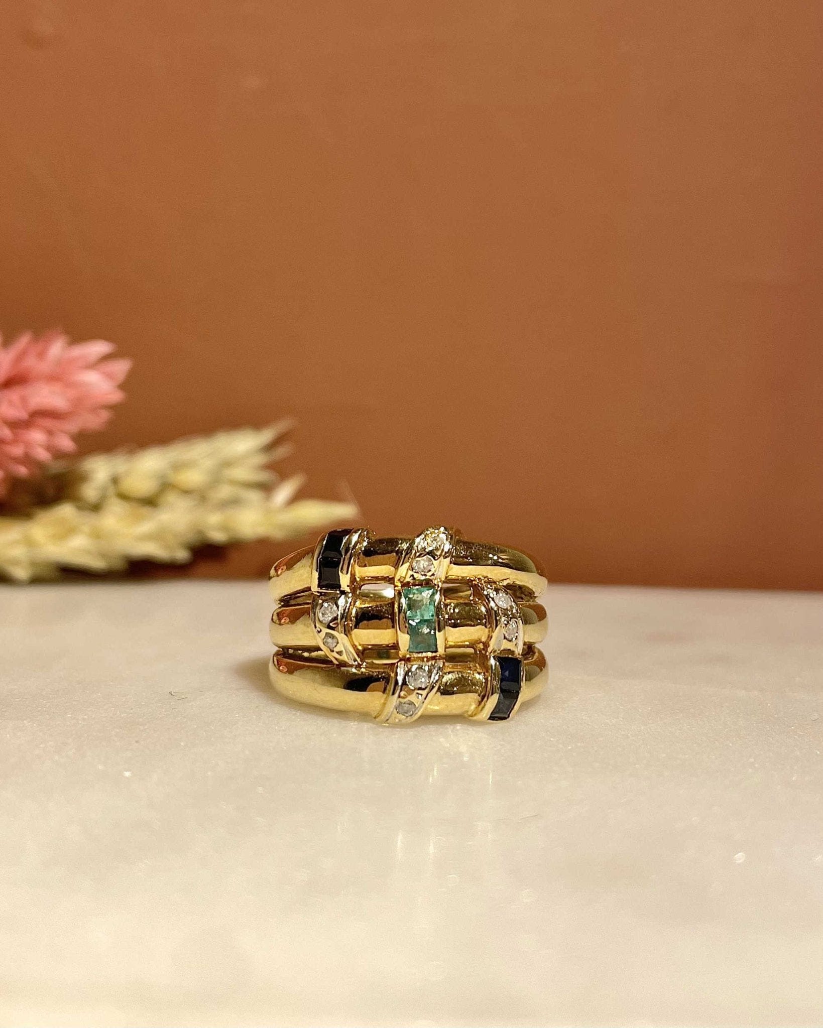 Bague Jonc Saphirs, Émeraudes & Diamants "Lucilia" - Elliade Paris