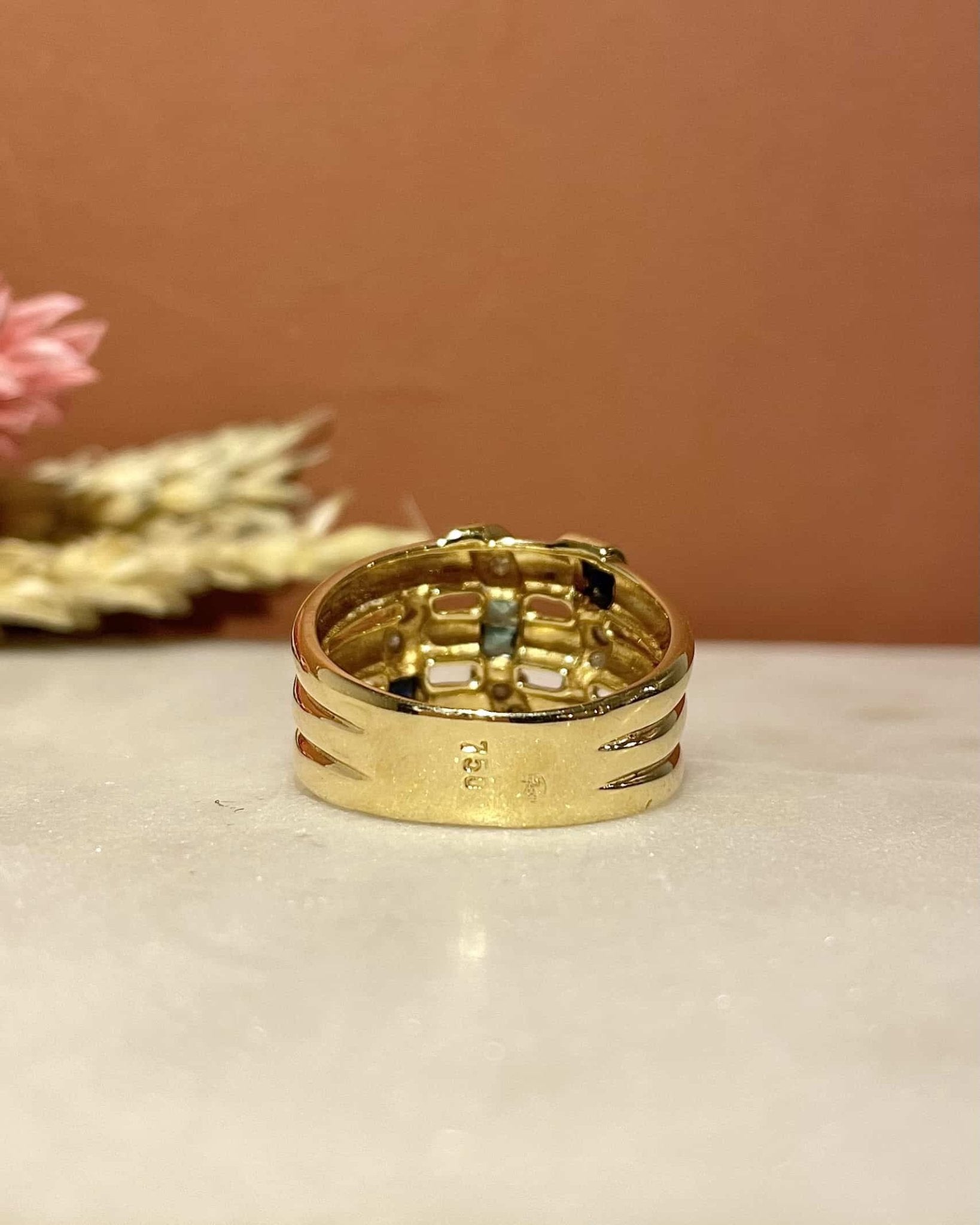 Bague Jonc Saphirs, Émeraudes & Diamants "Lucilia" - Elliade Paris