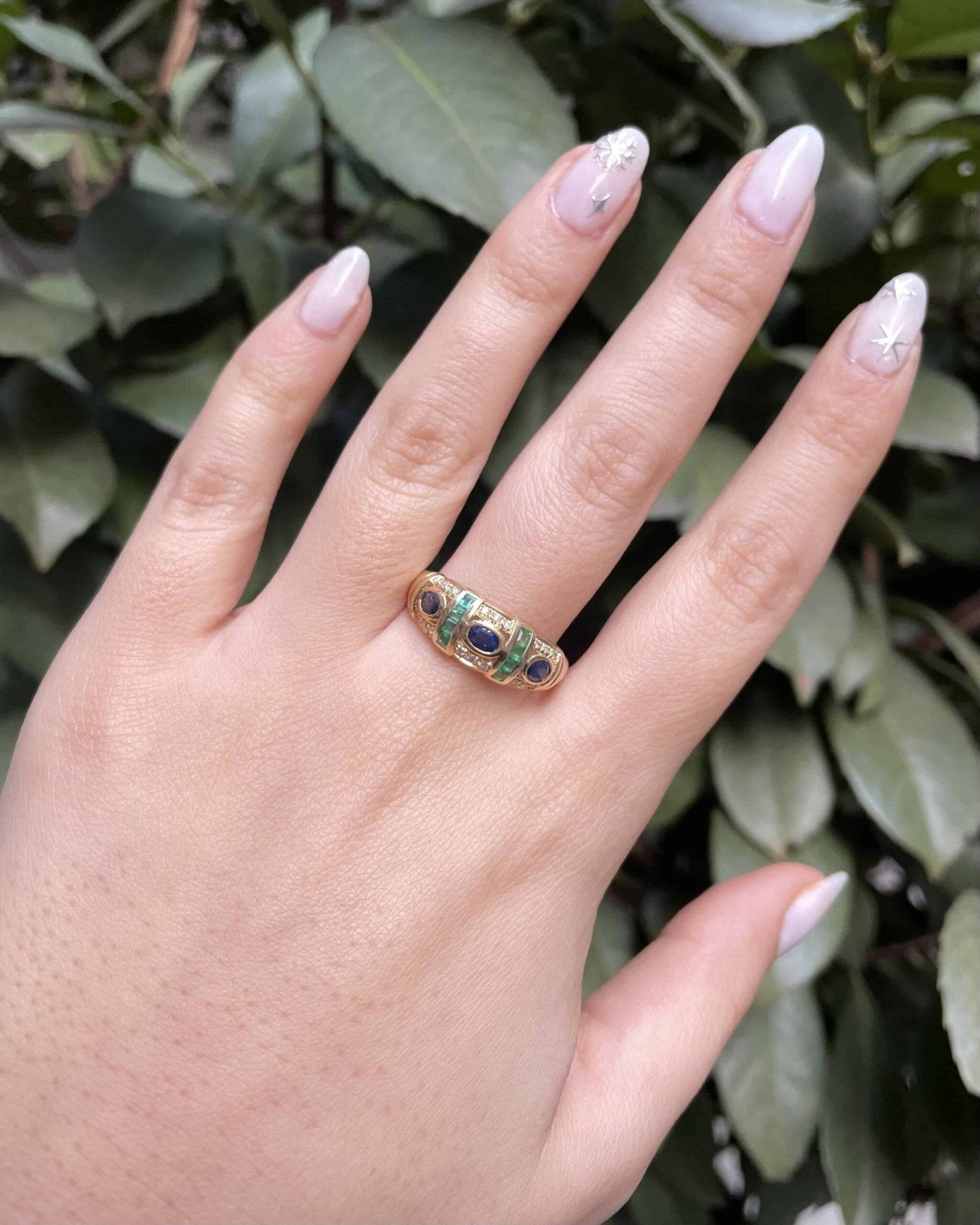 Bague Jonc Saphirs, Émeraudes & Diamants "Monica" - Elliade Paris