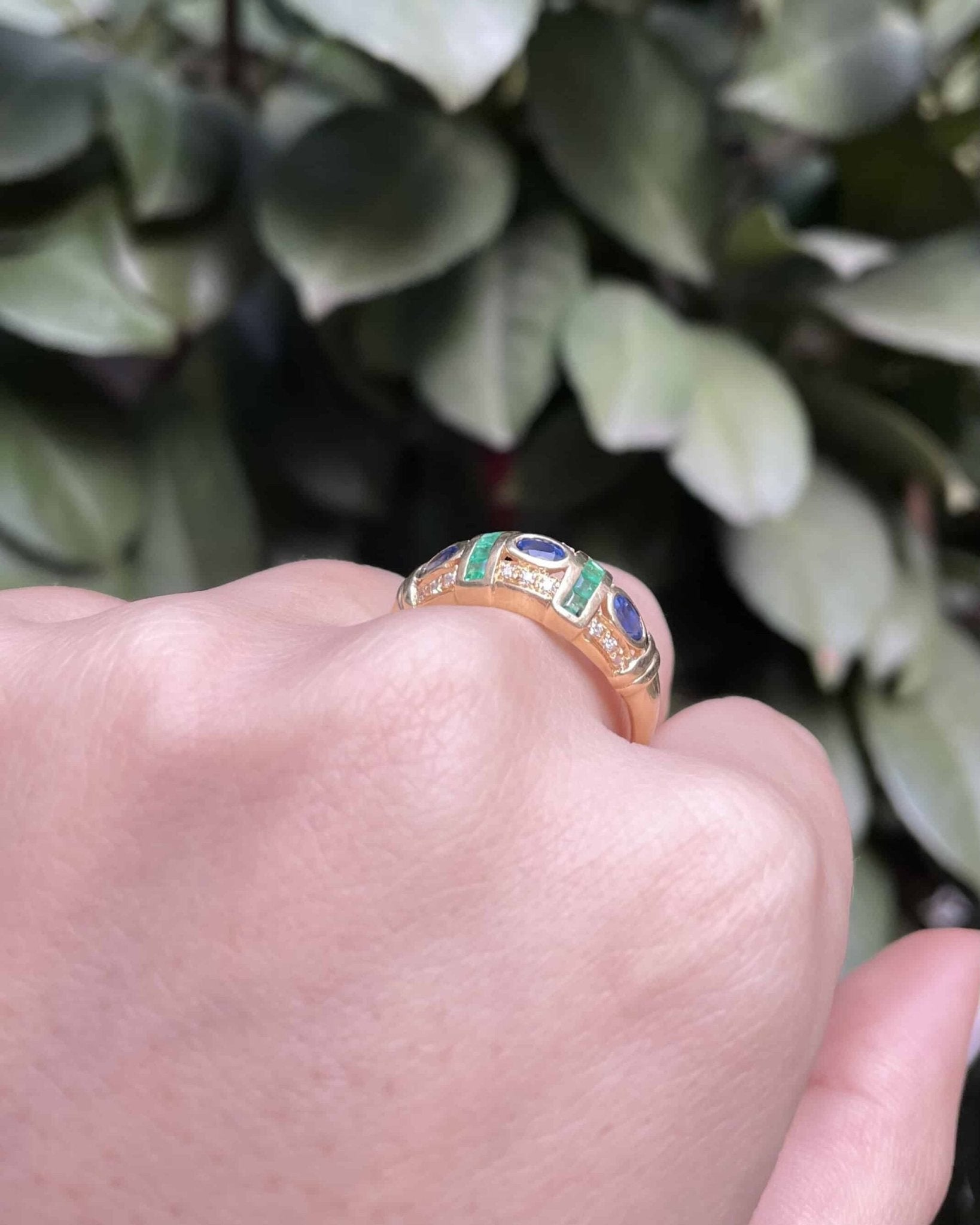Bague Jonc Saphirs, Émeraudes & Diamants "Monica" - Elliade Paris