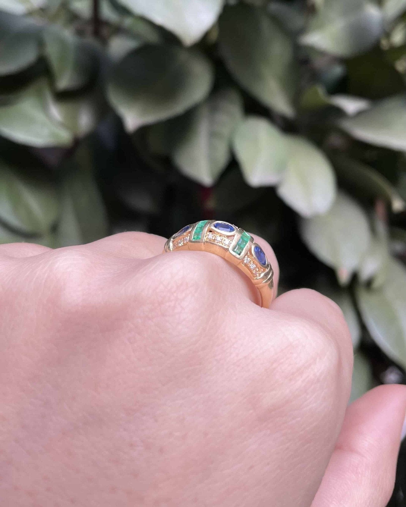 Bague Jonc Saphirs, Émeraudes & Diamants "Monica" - Elliade Paris