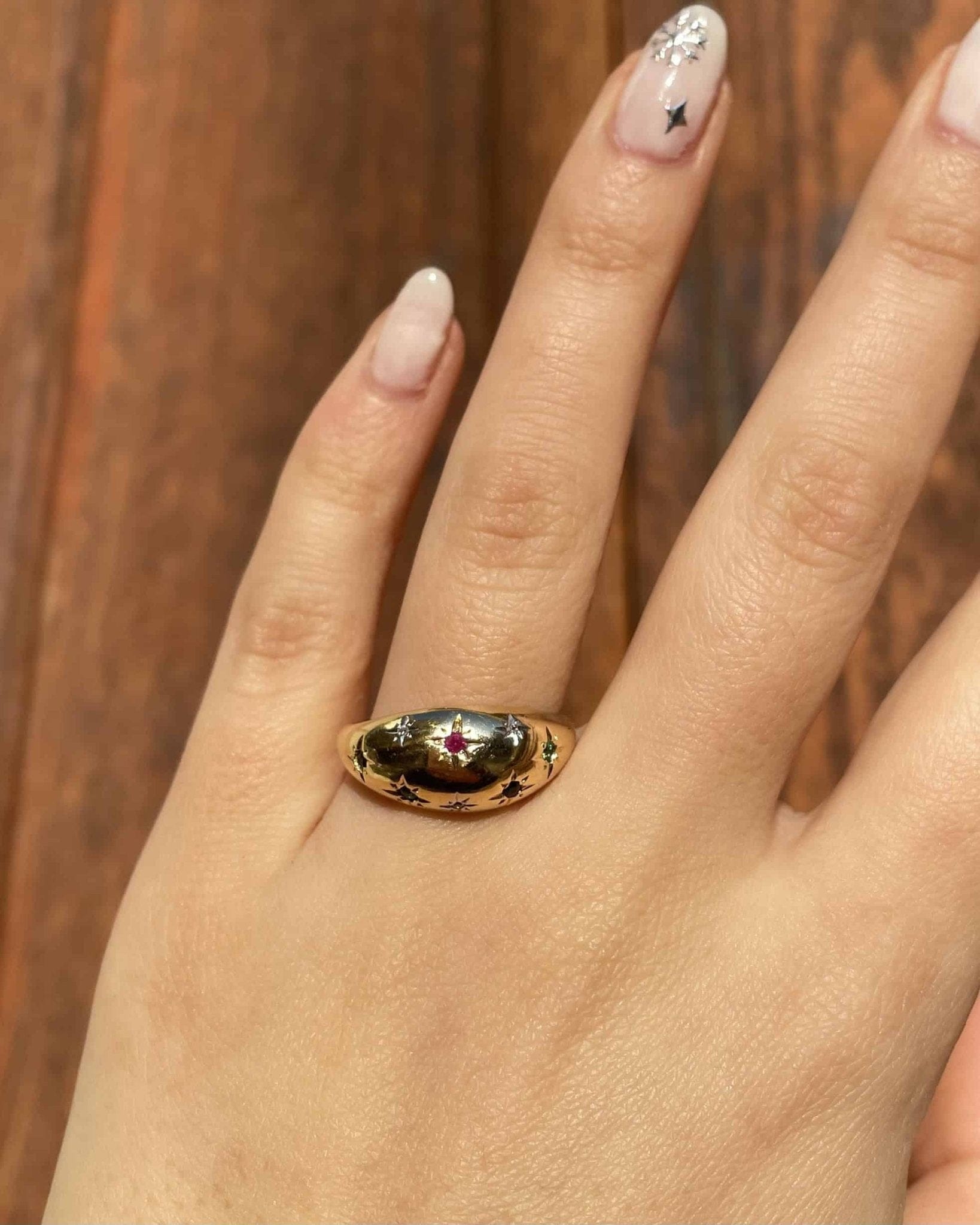 Bague Jonc Saphirs, Émeraudes, Rubis & Diamants "Tamana" - Elliade Paris