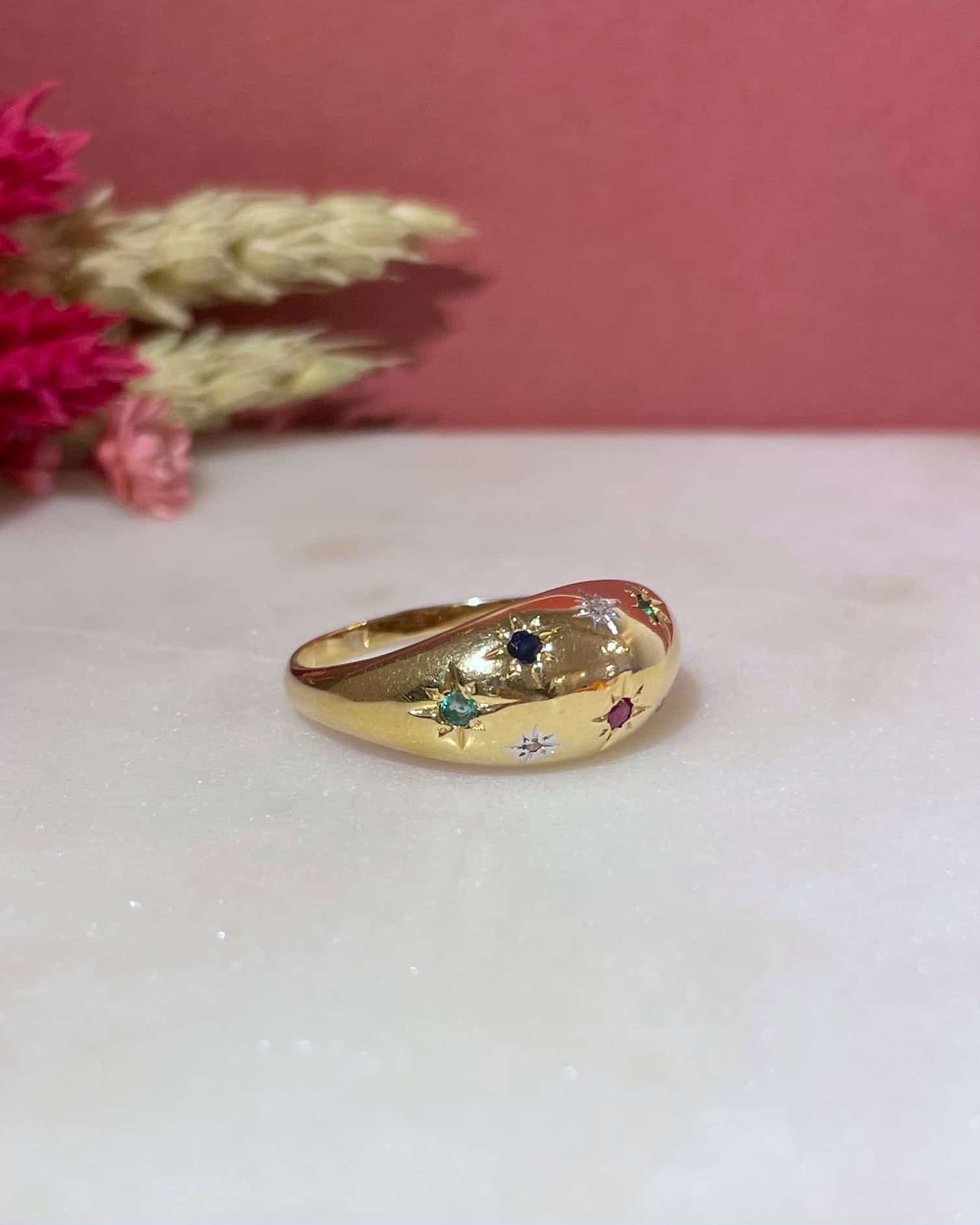Bague Jonc Saphirs, Émeraudes, Rubis & Diamants "Tamana" - Elliade Paris